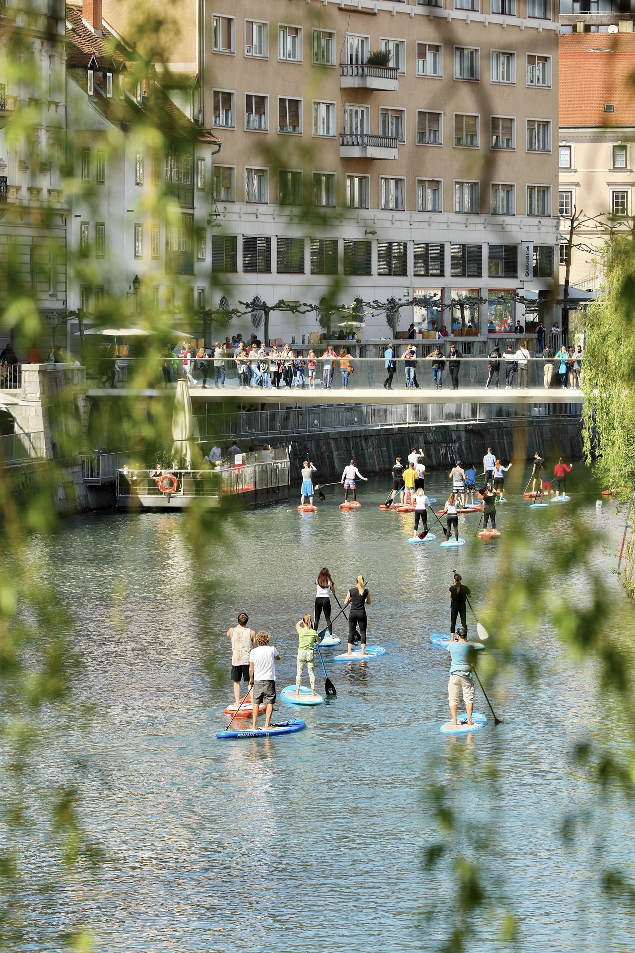 Der Fluss in Ljubljana ist ein schönes Reiseziel für einen Städtetrip in Europa