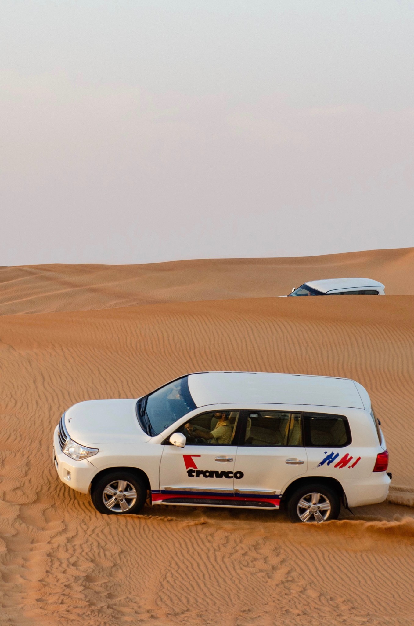 Eine Wüstentour in Dubai mit dem Jeep ist ein echtes Highlight
