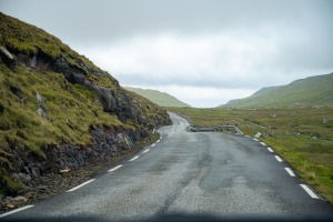Typische Straße auf den Färöer-Inseln