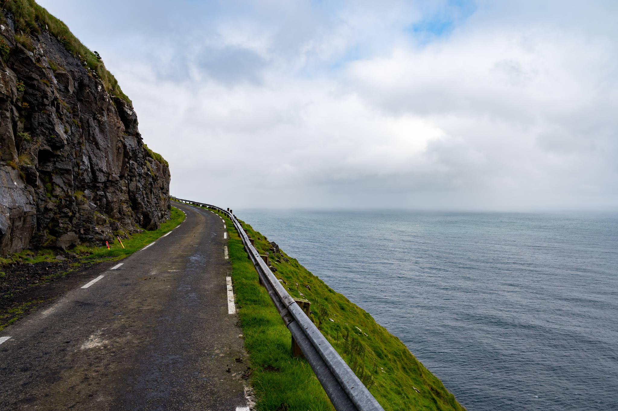 Eine schmale Straße entlang der Klippen