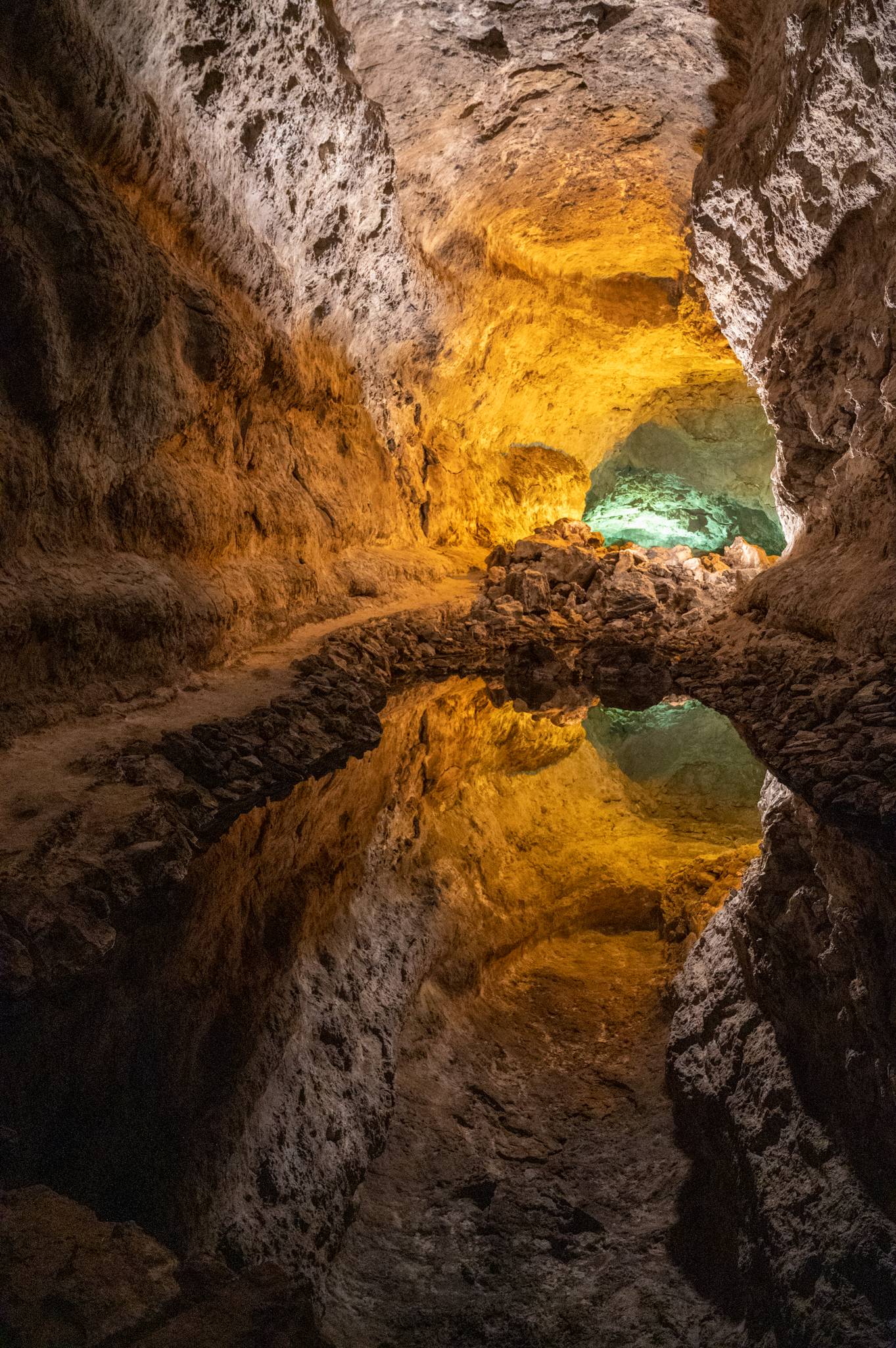 Der Lavatunnel wurde von César Manrique in Lanzarote beleuchtet