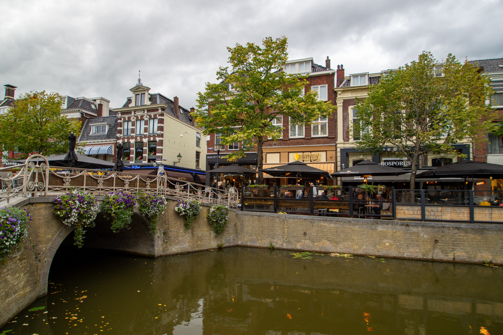 Die Innenstadt von Leeuwarden am Kanal