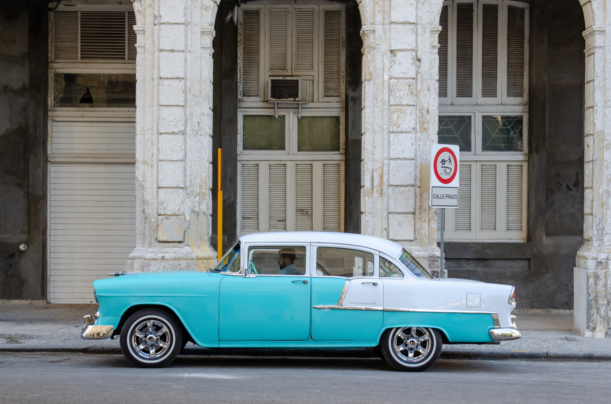Ein Oldtimer in Havanna in Kuba