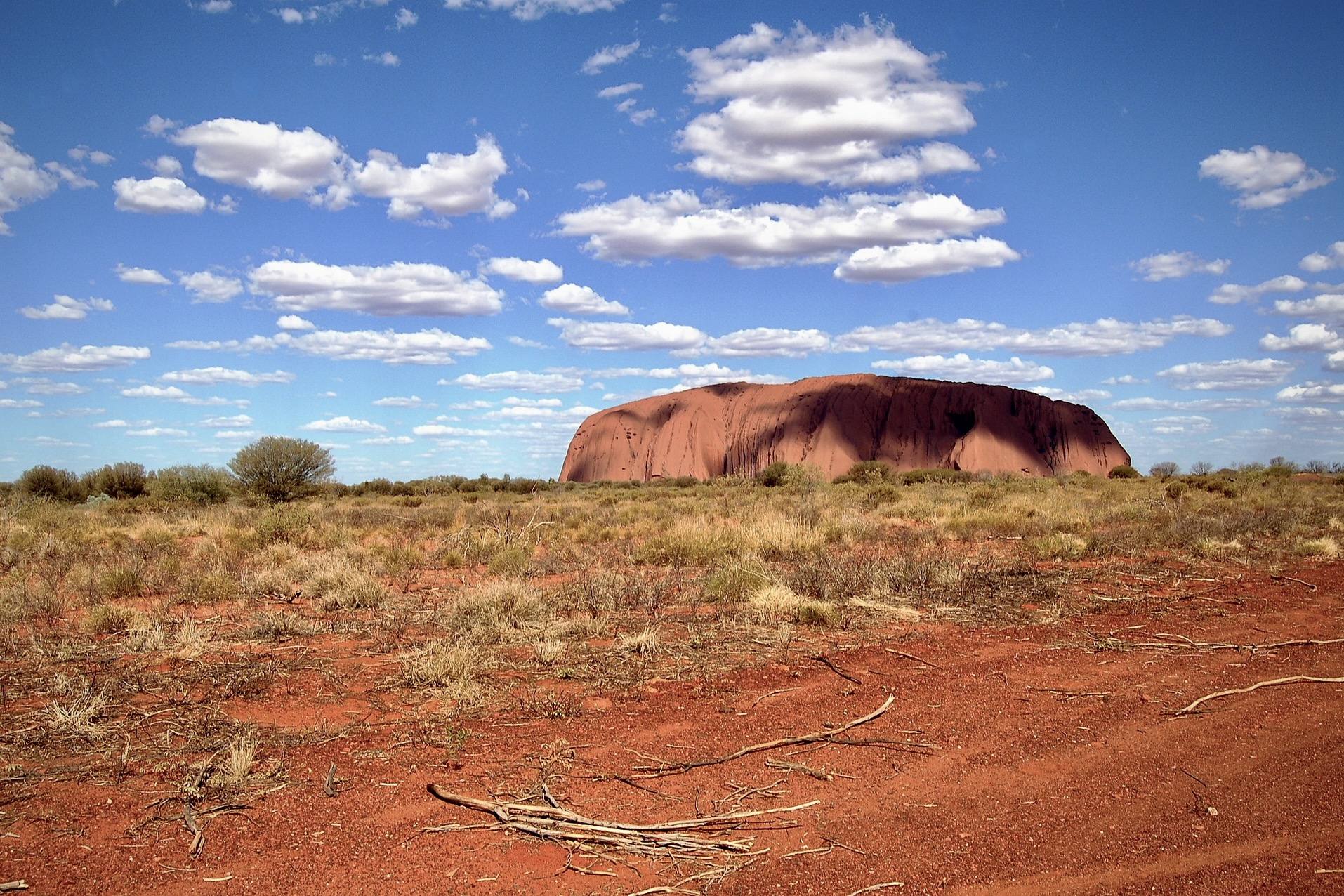 Der Uluru im Outback von Australien ist im März ein gutes Reiseziel
