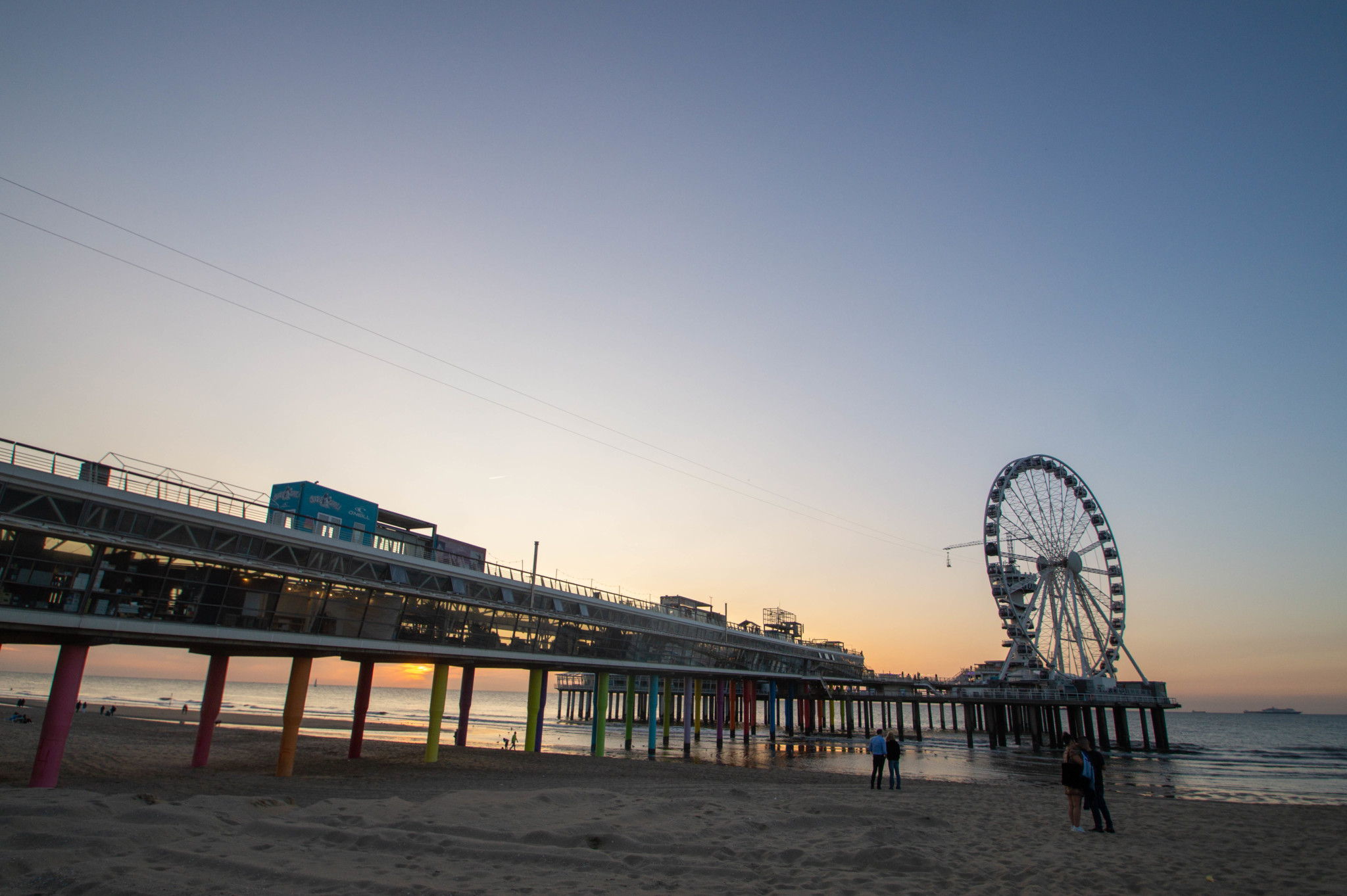 Scheveningen Strand nahe Den Haag mit Pier und Riesenrad