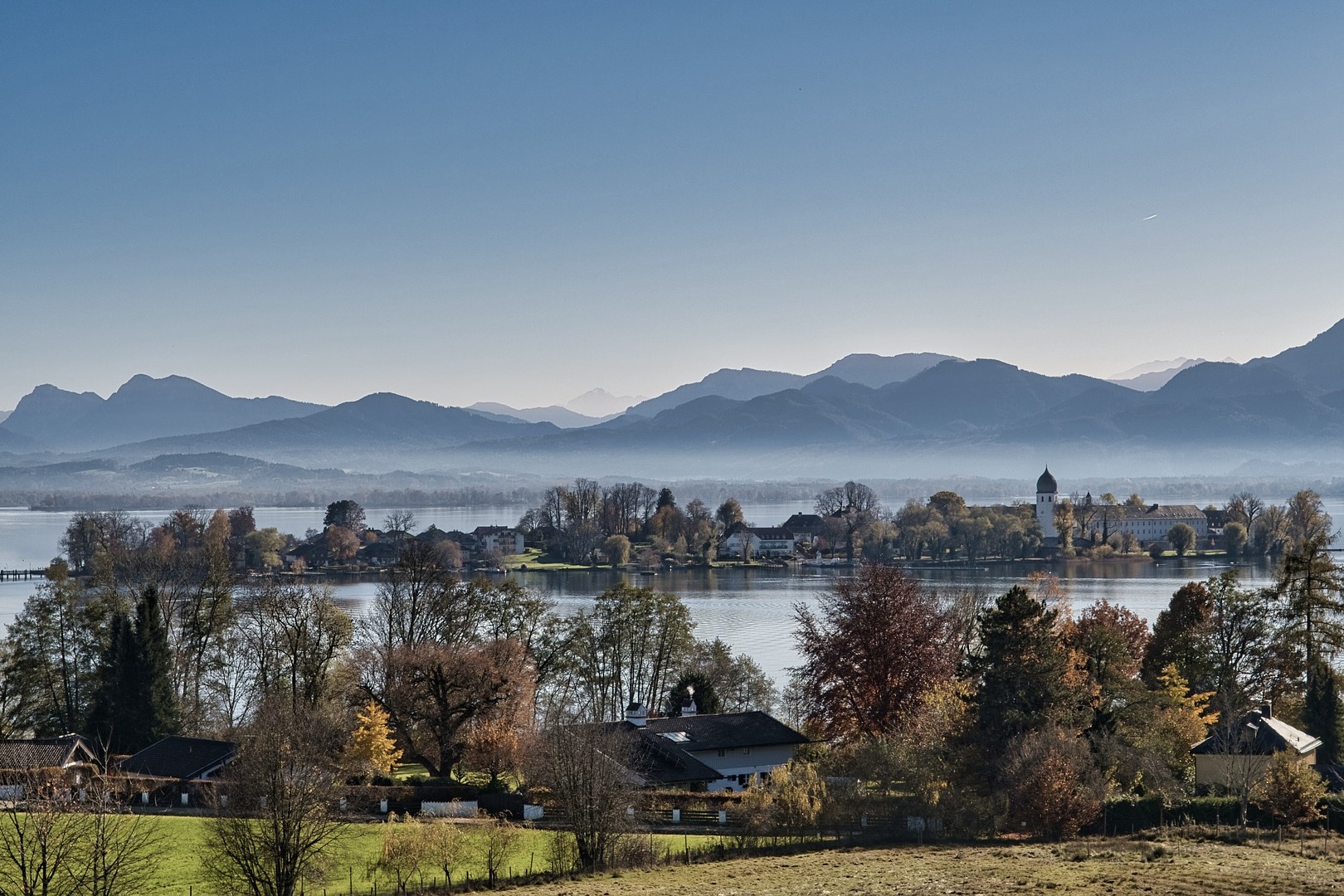 Ausblick auf den für Wassersport beliebten Chiemsee in Bayern