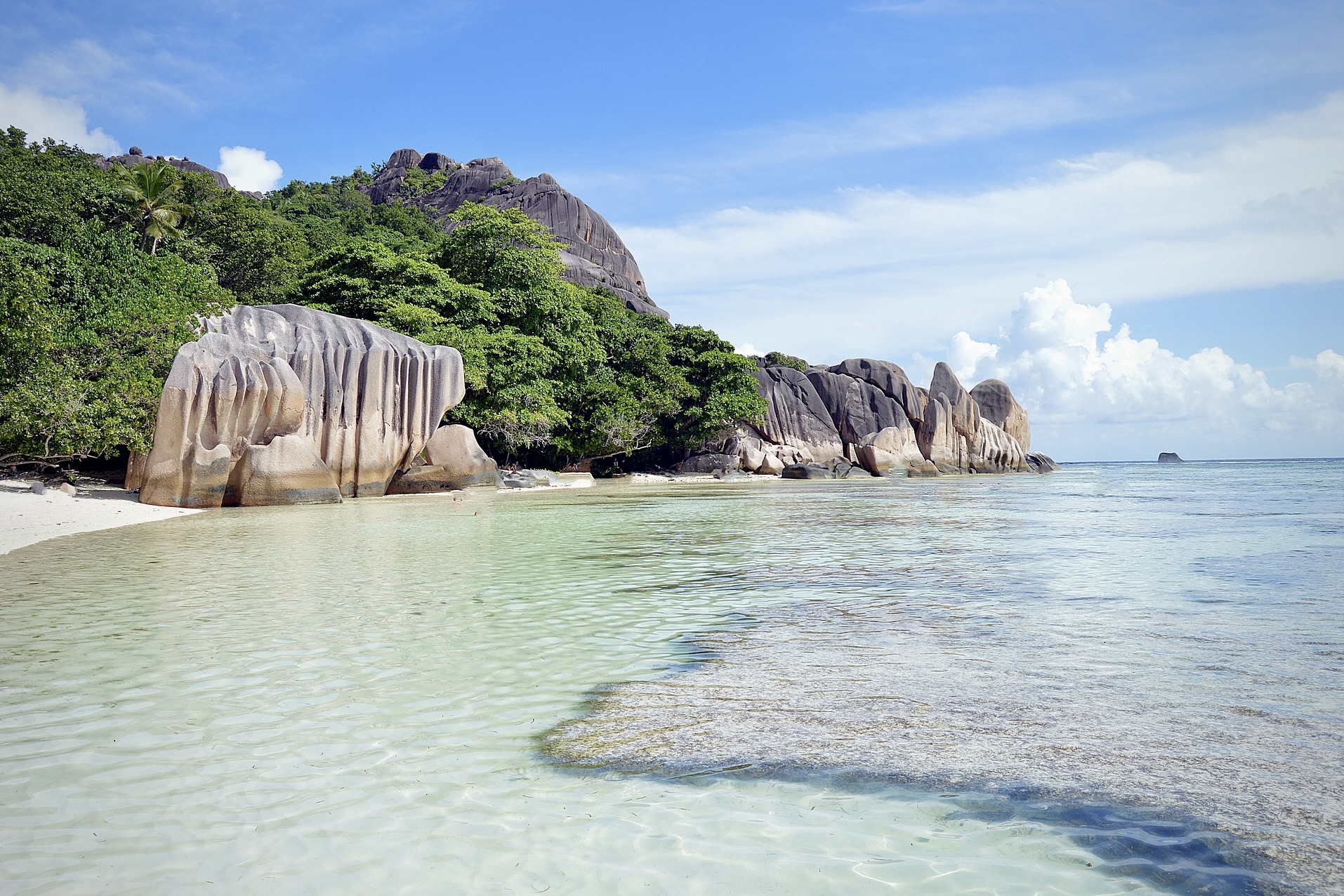 Strand auf einer Insel der Seychellen