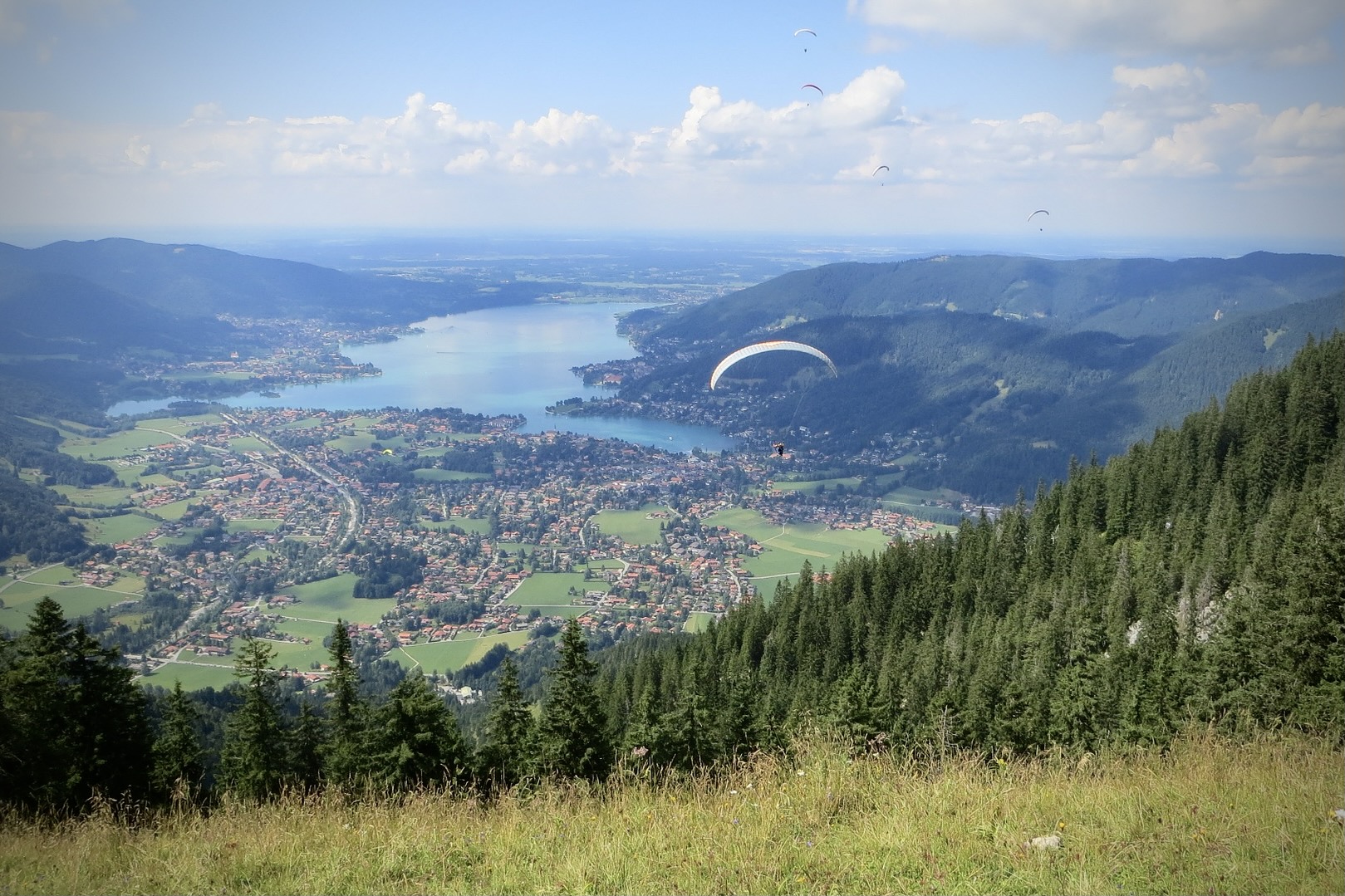 Der Tegernsee in Bayern von oben