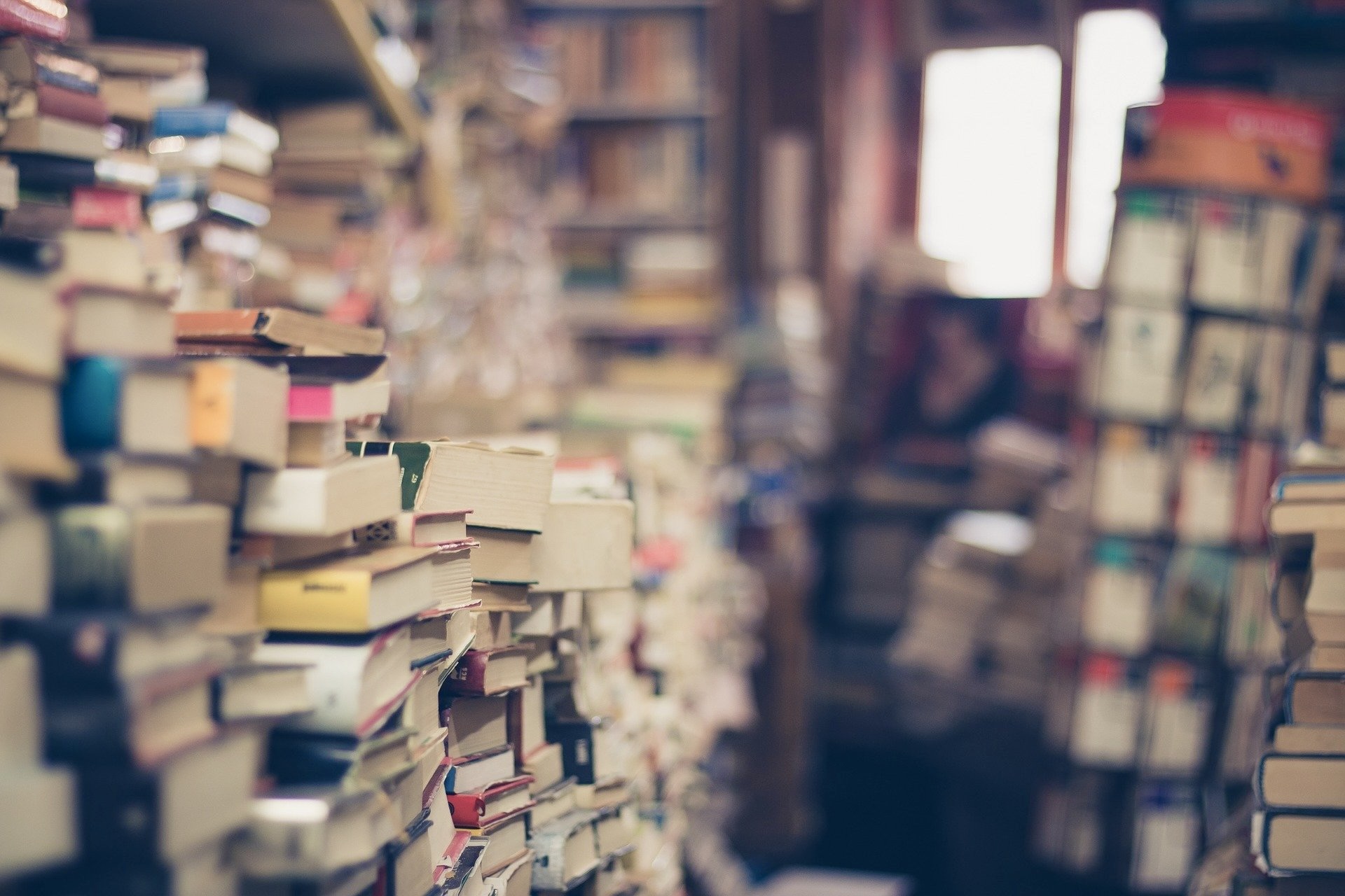 Bücherstapel im Buchladen Libreria Acqua Alta