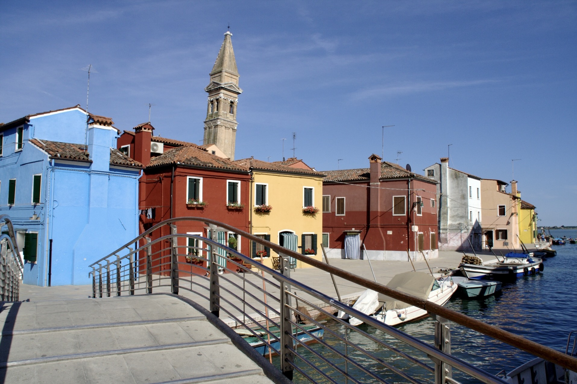 Der schiefe Turm von Burano ist eine der Venedig Sehenswürdigkeiten