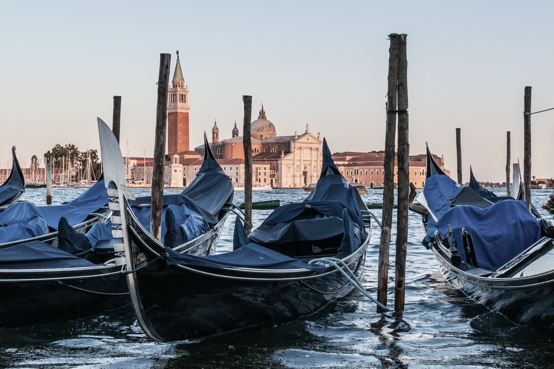 Gondeln gehören zu den Venedig Sehenswürdigkeiten