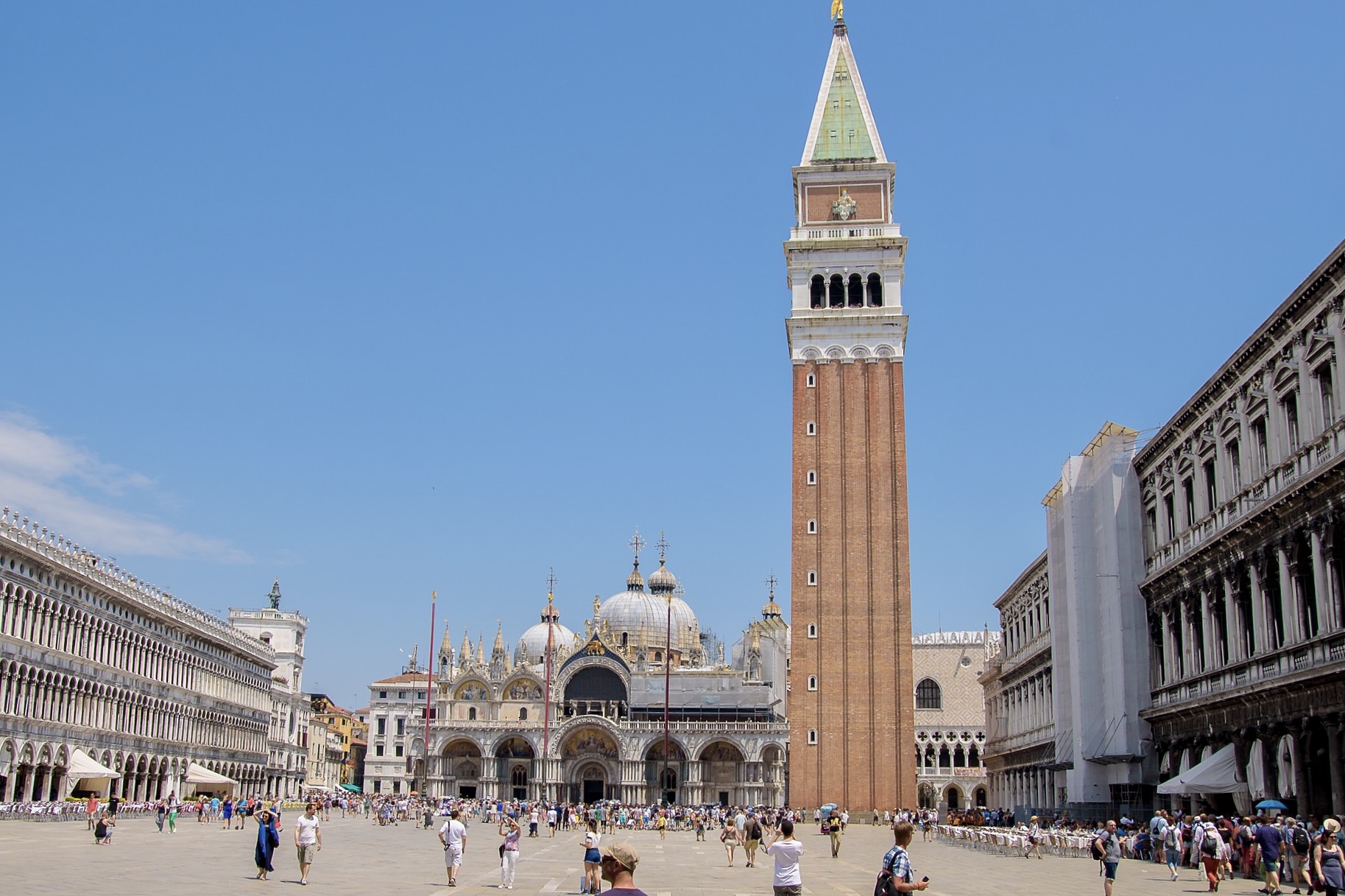 Der Markusturm ziert den Markusplatz in Venedig