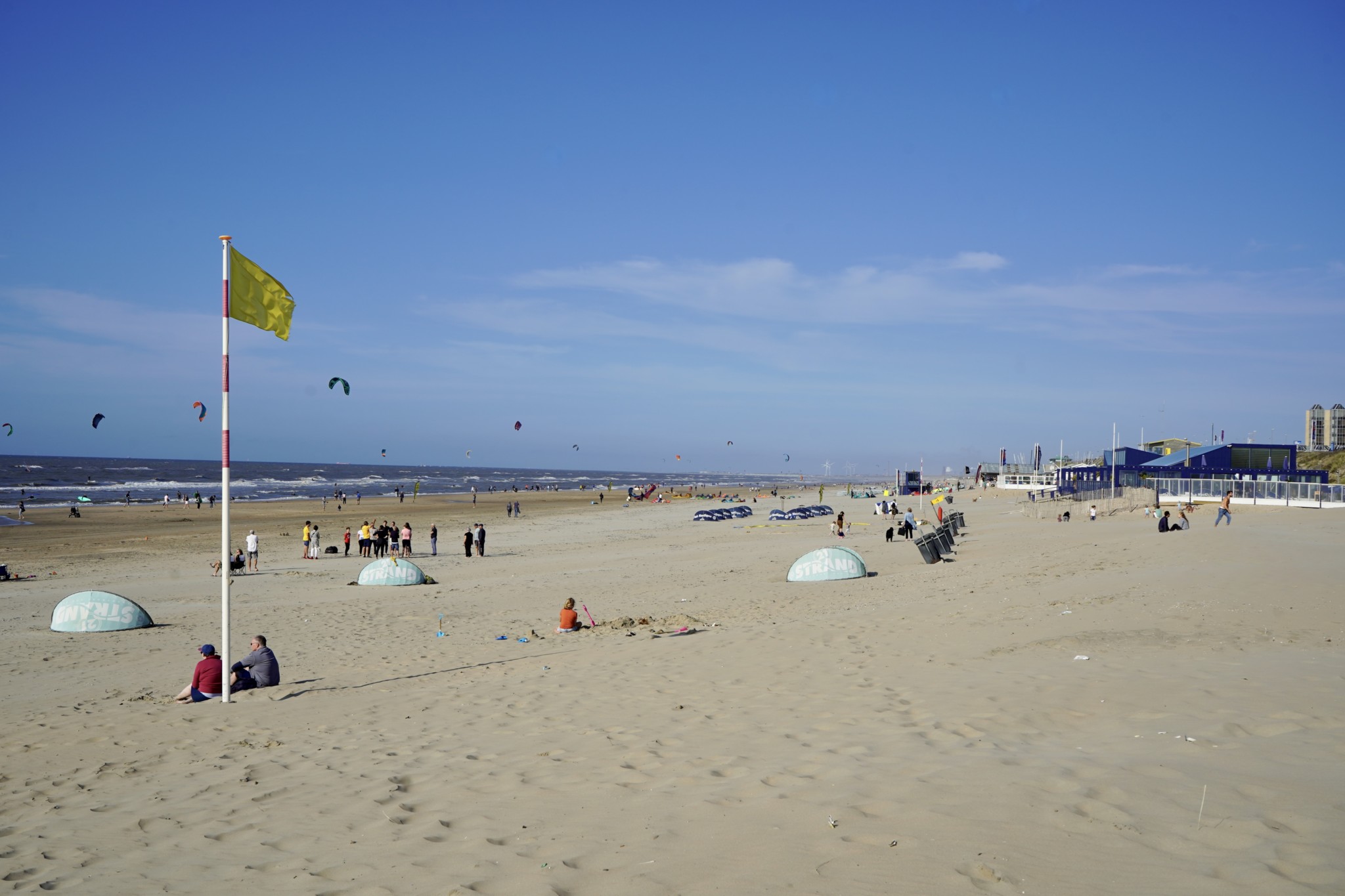Der breite Strand von Zaandvoort in den Niederlanden