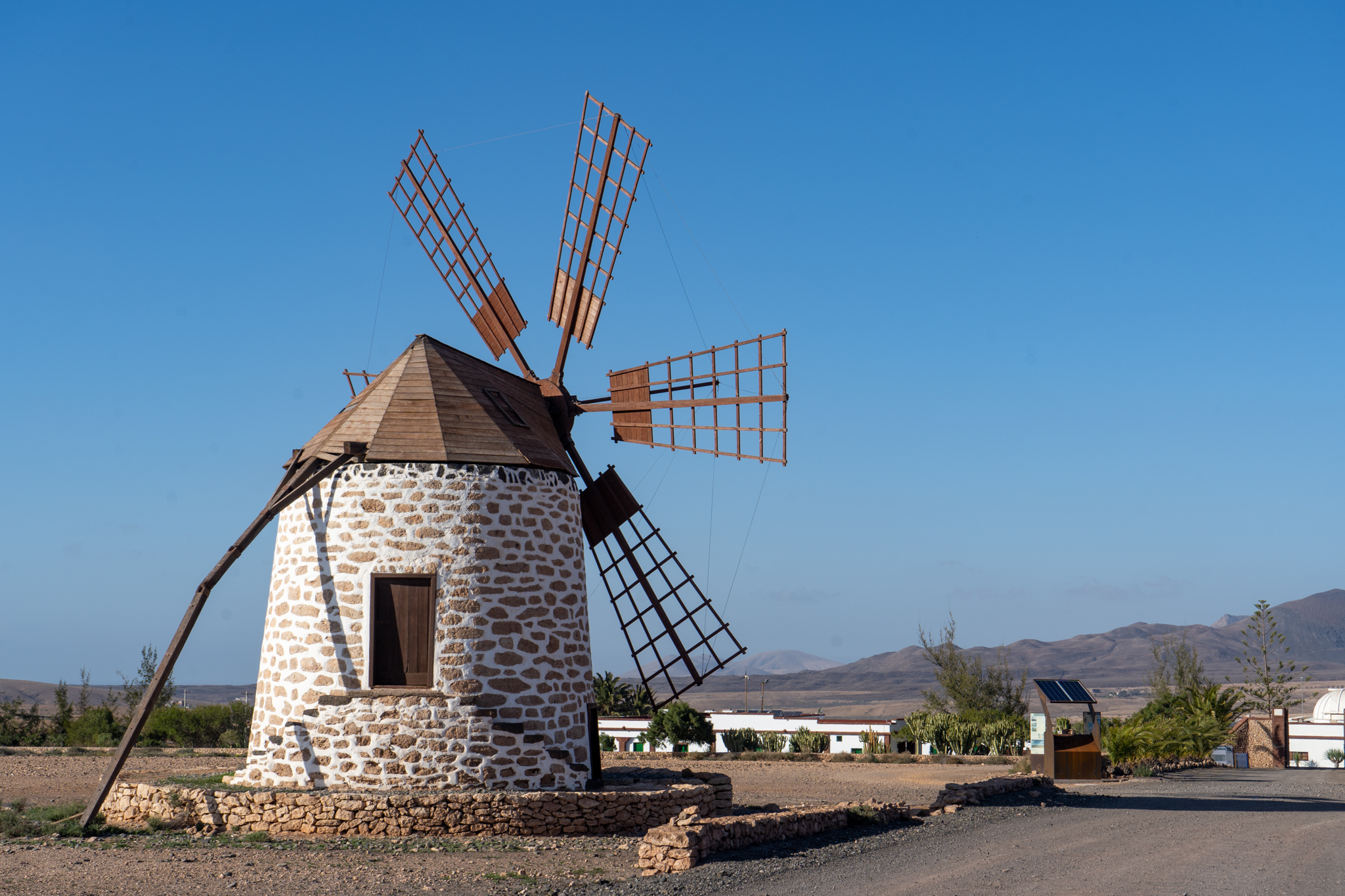 Auf Fuerteventura findet ihr noch viele alte Windmühlen