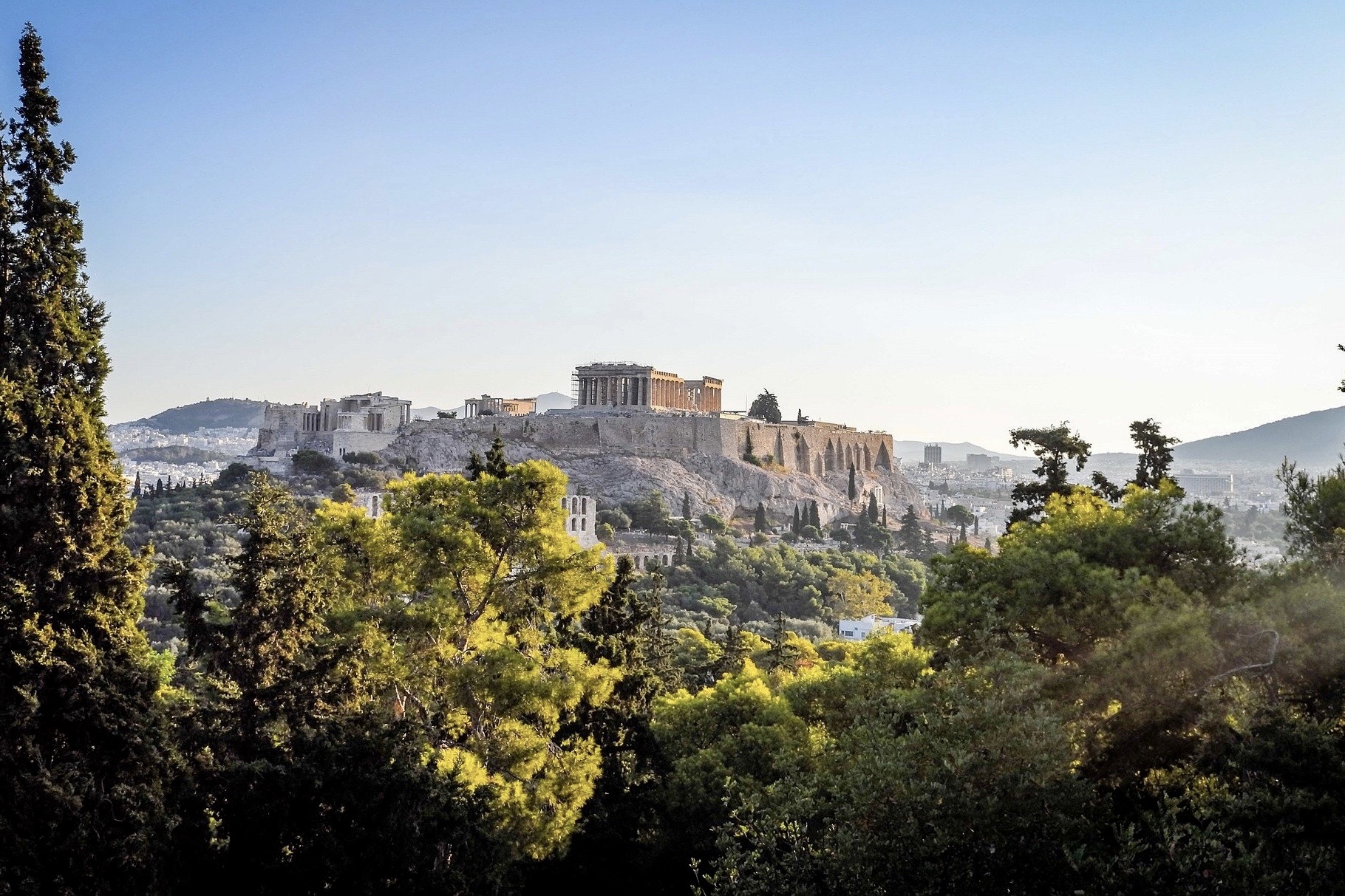 Von Monastiraki aus hast du einen tollen Blick auf die Akropolis