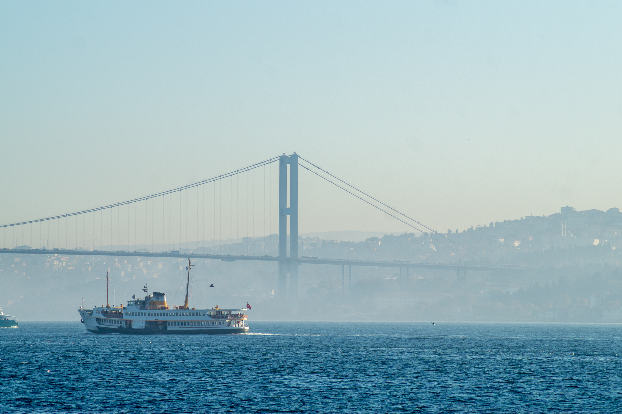 Zu den Istanbul Sehenswürdigkeiten gehört auch die Bosporus Brücke
