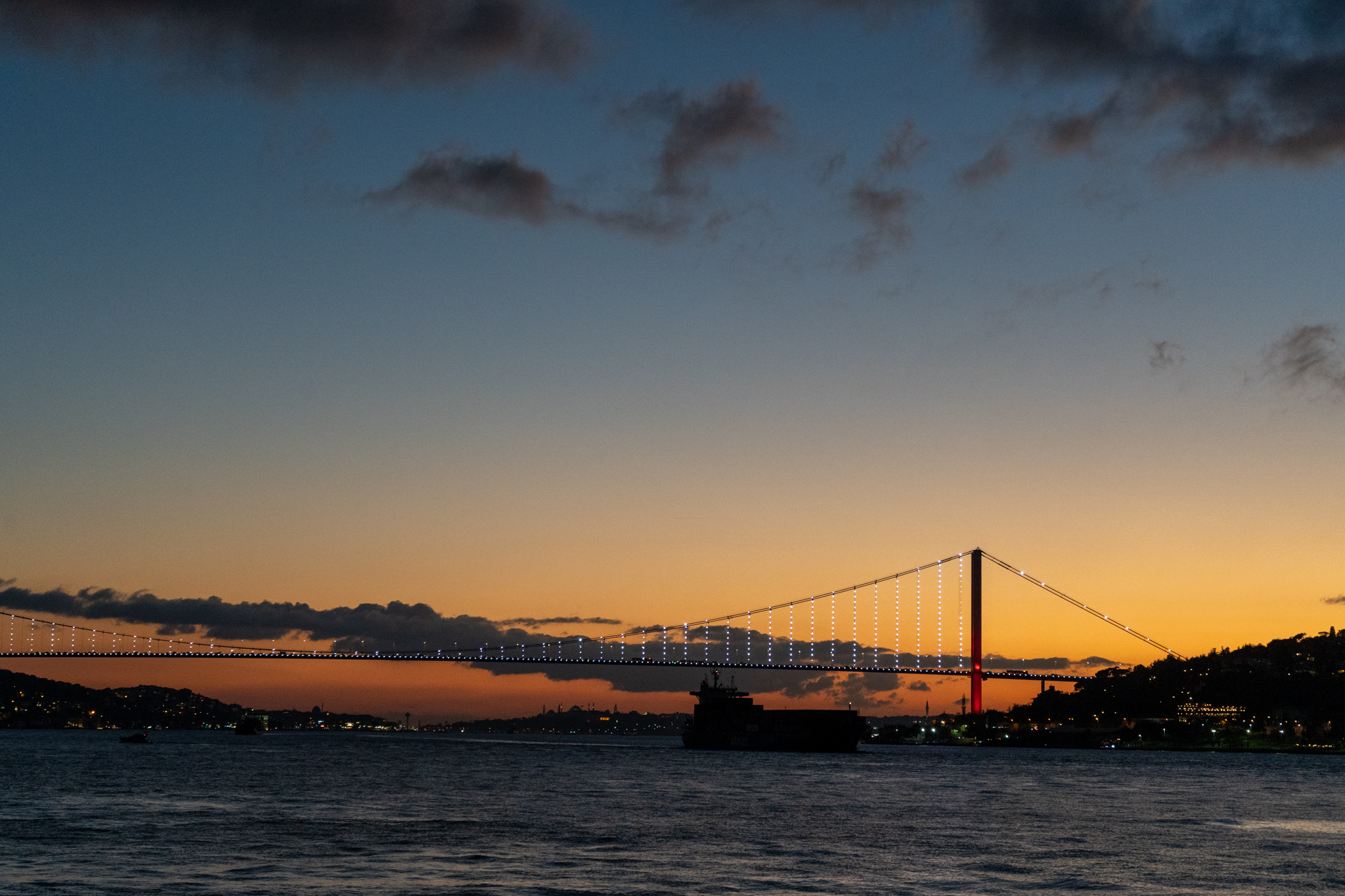 Bosporus-Brücke in Istanbul zum Sonnenuntergang