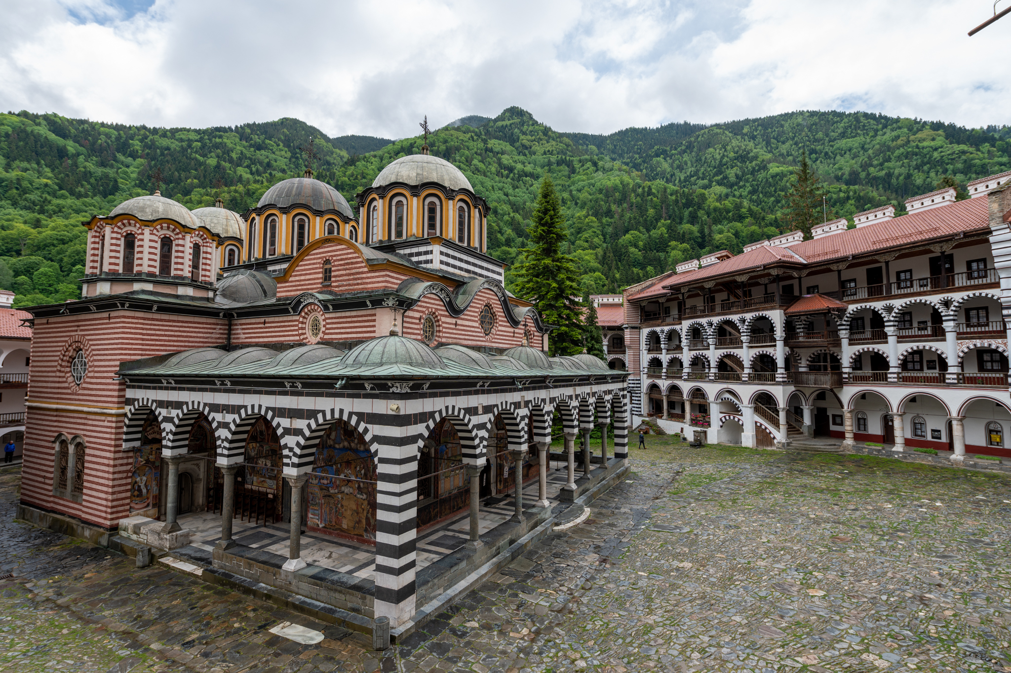 Rila Kloster mit Rila Gebirge im Hintergrund