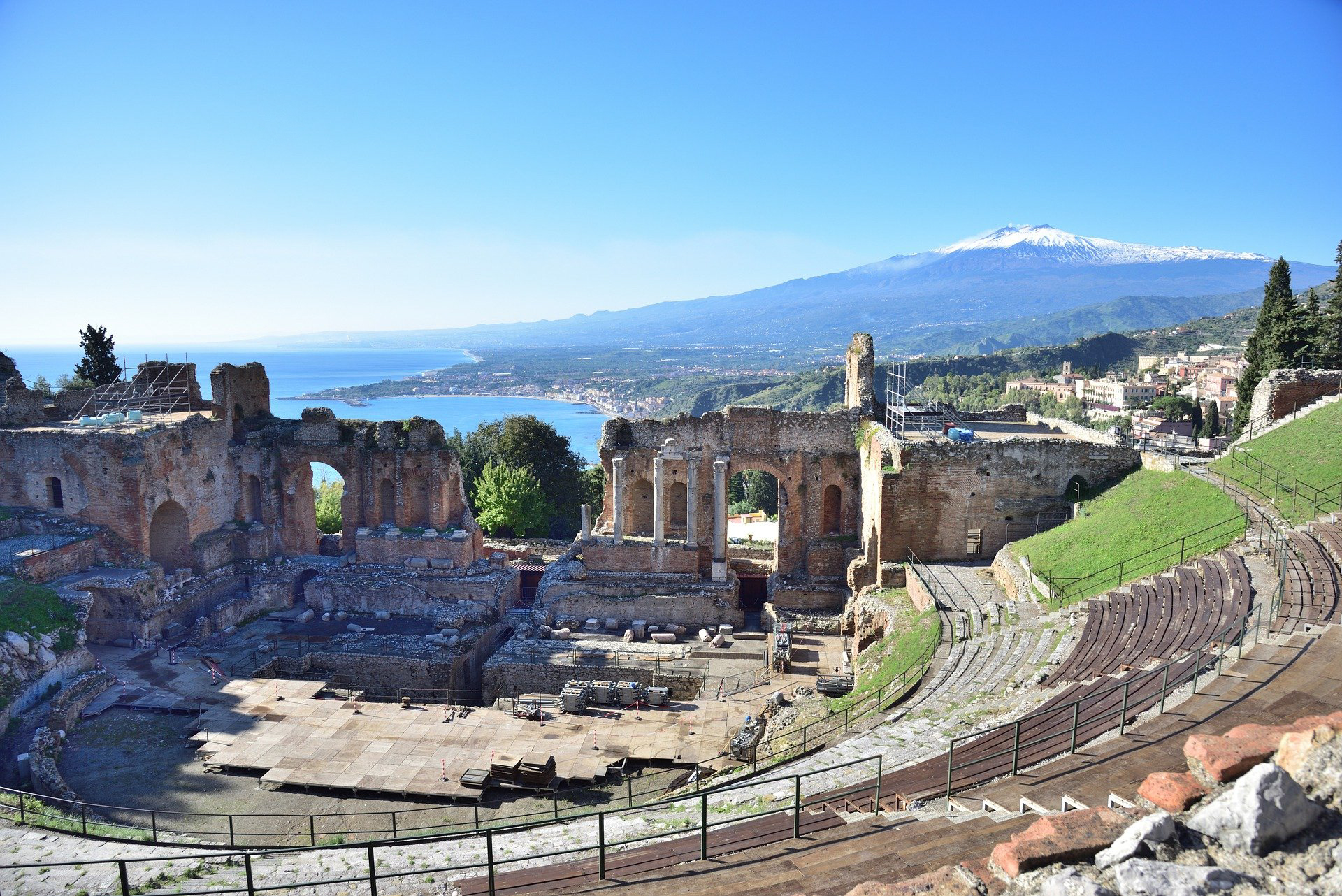 Blick von Taormina in Sizilien auf den Etna