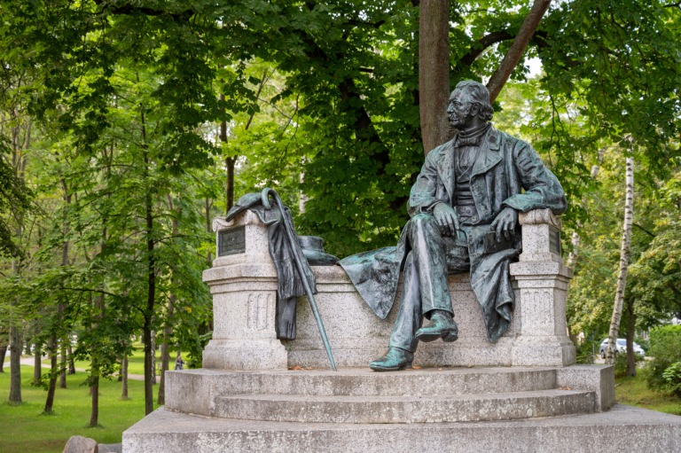Neuruppin Tipps: Theodor Fontane Statue
