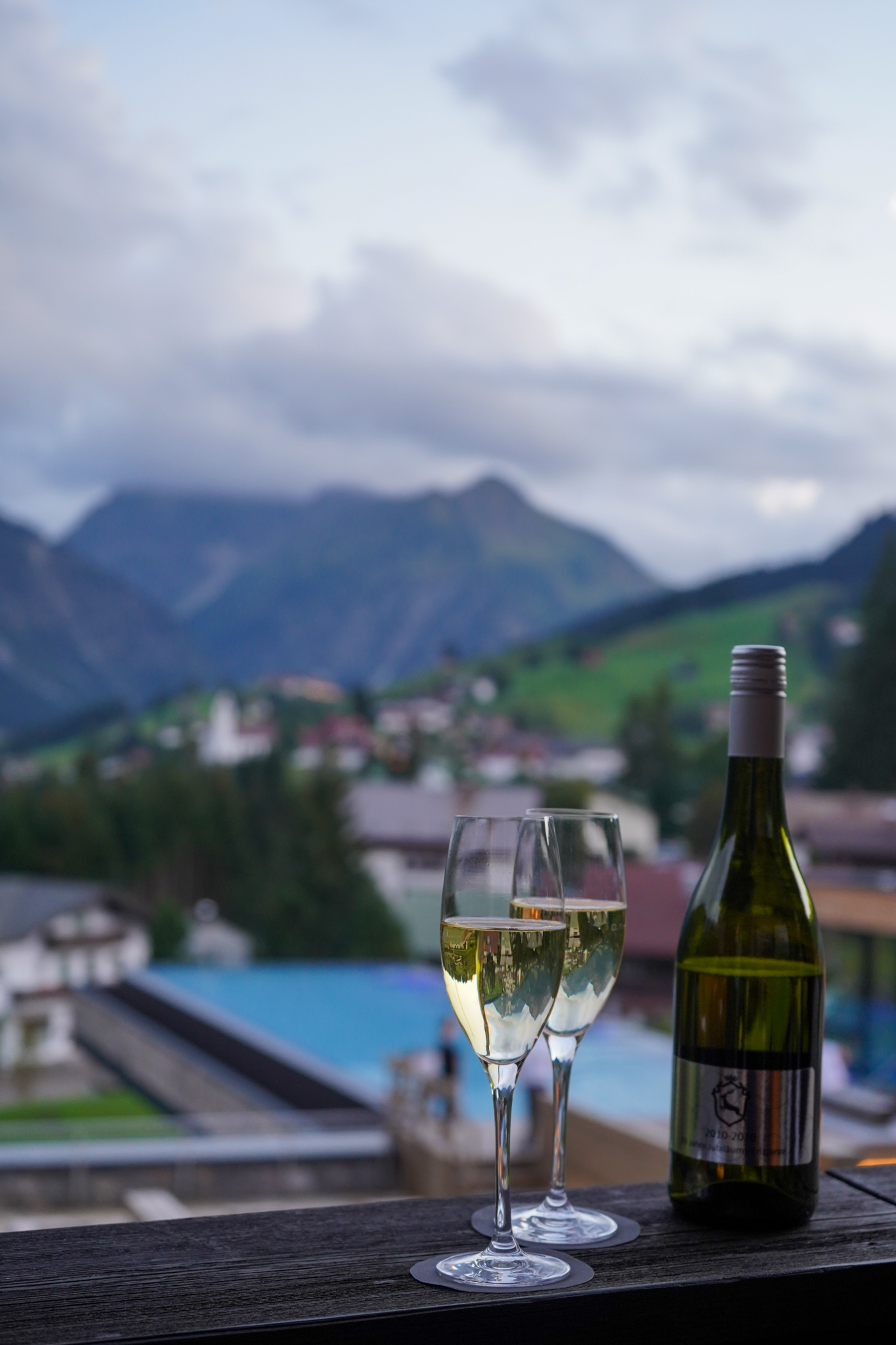 Sundowner auf der Terrasse vom Hotel Ifen