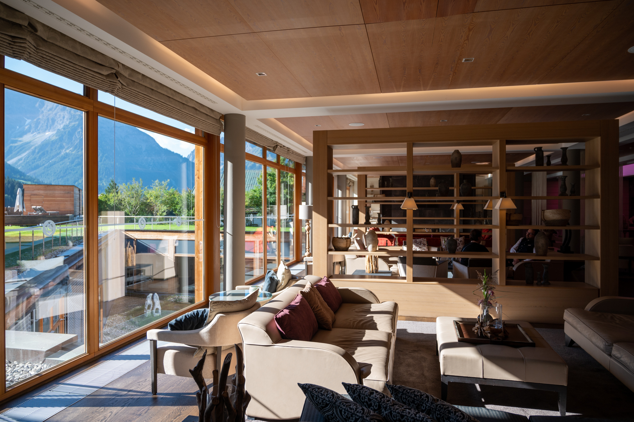 Lobbybar des Travel Charme Ifen Hotel im Kleinwalsertal
