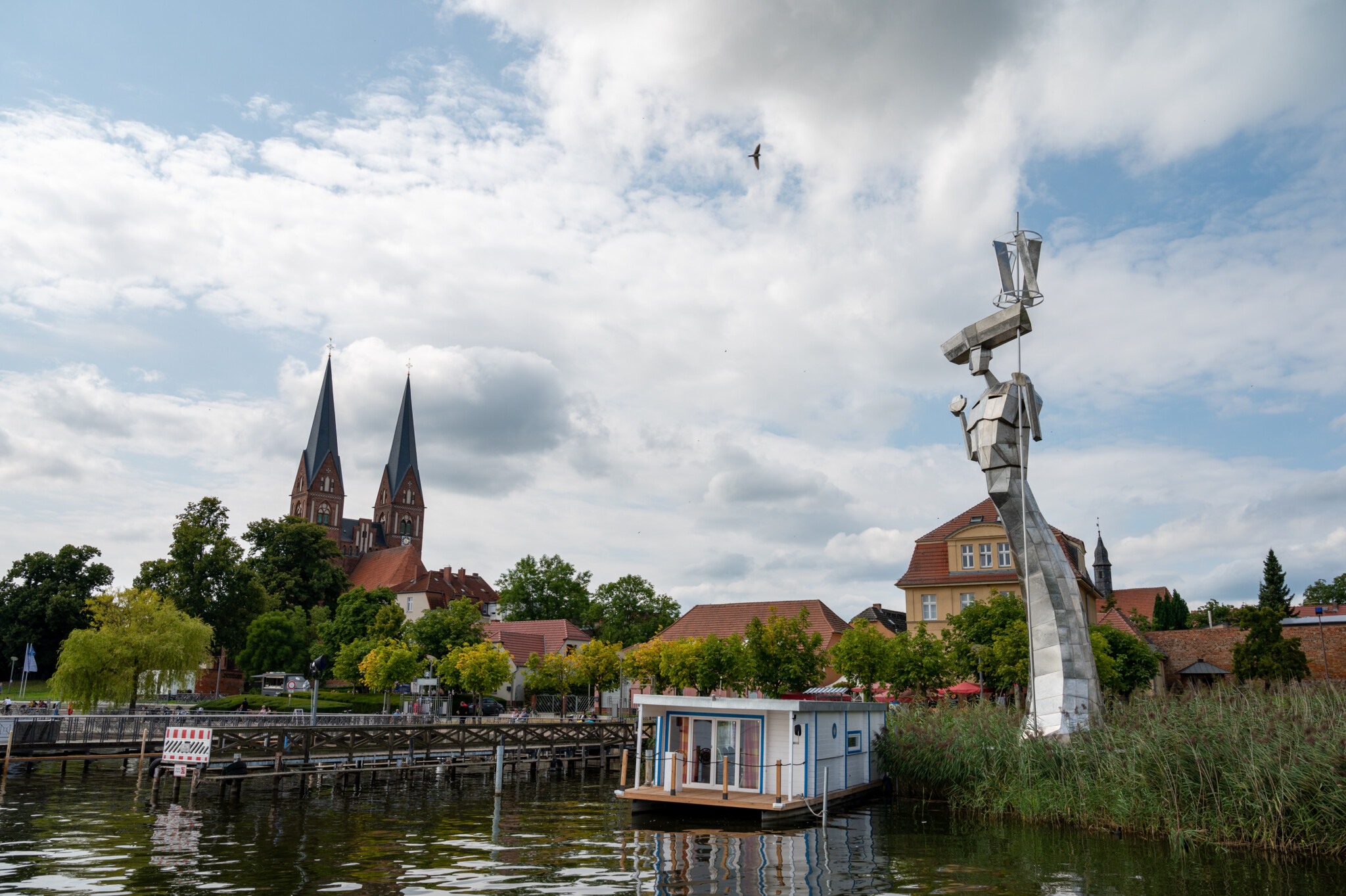 Die Statue Parzival am See