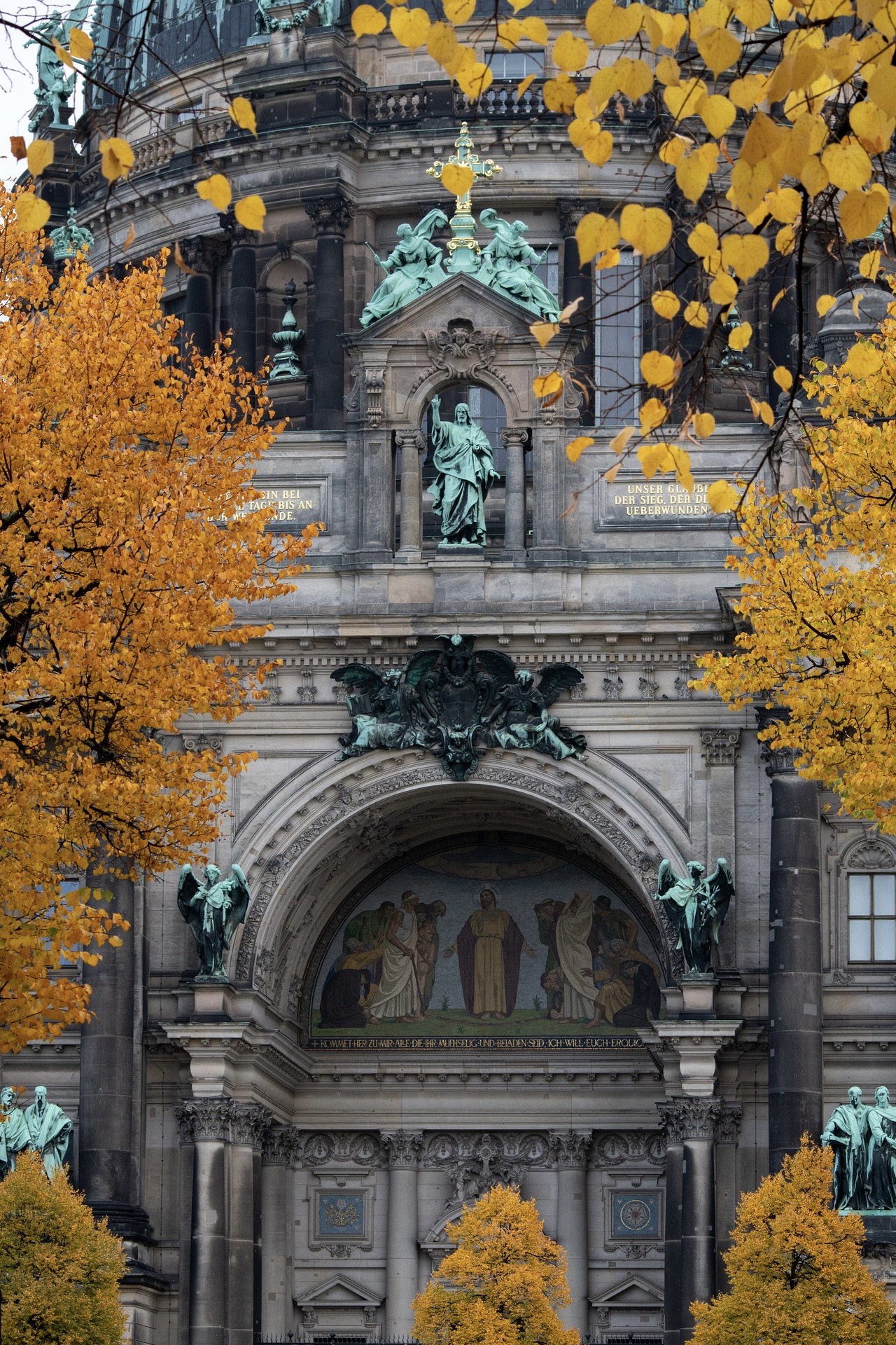 Berliner Dom im Herbst