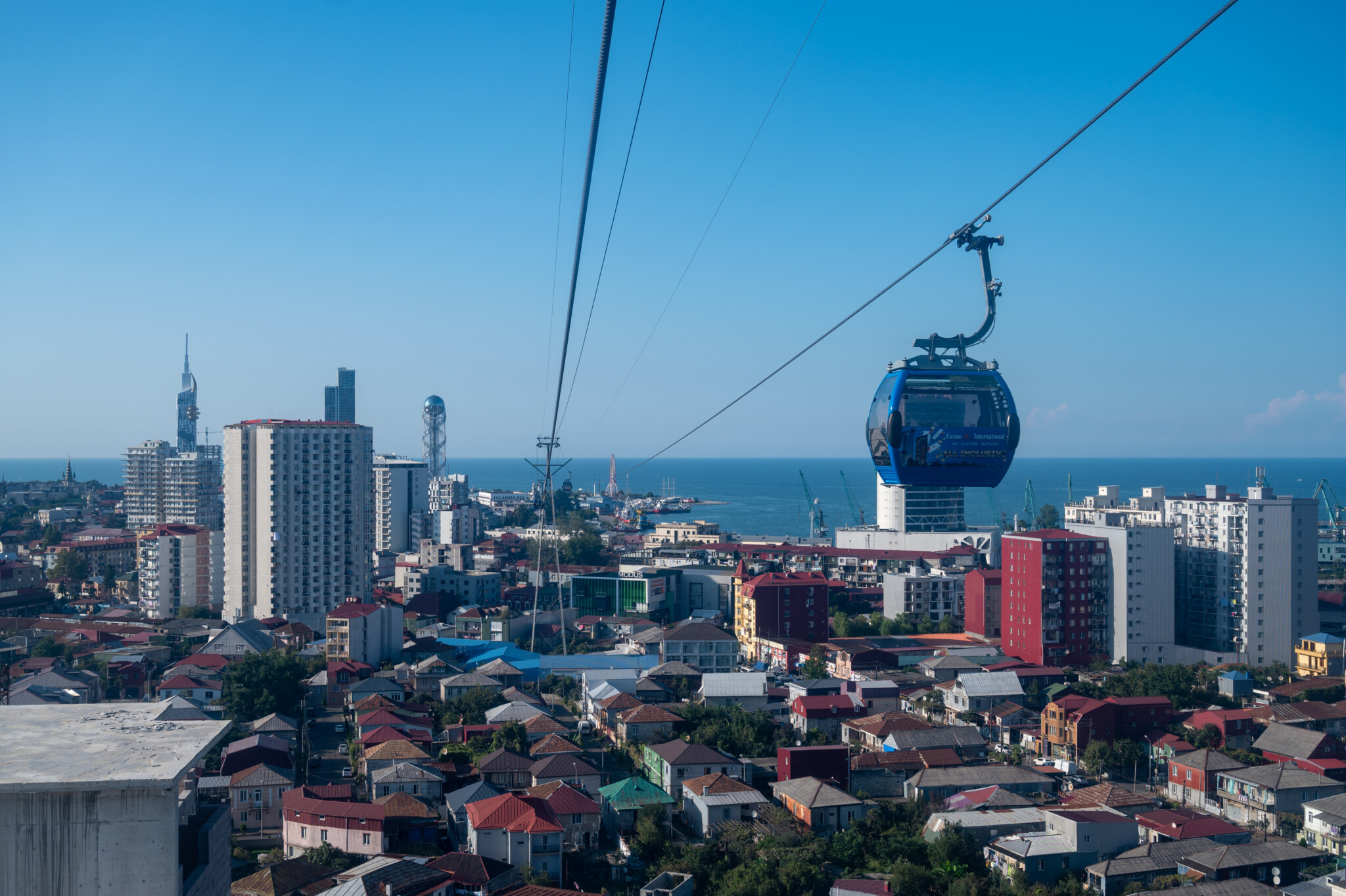 Vom Argo Cable Car an Georgiens Küste hat man eine Aussicht auf die Stadt