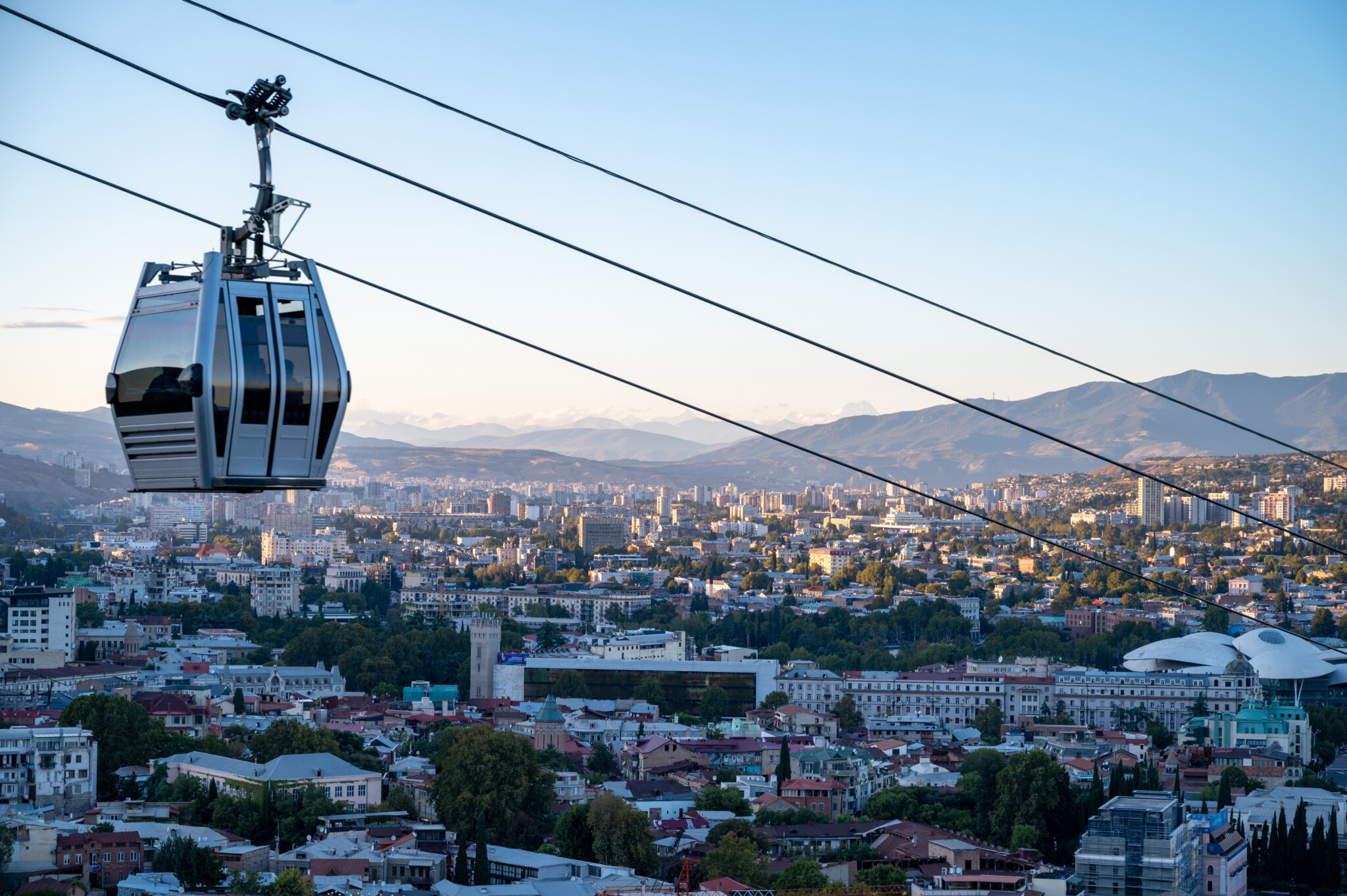 Die Seilbahn bringt euch an einen tollen Aussichtspunkt in Tiflis