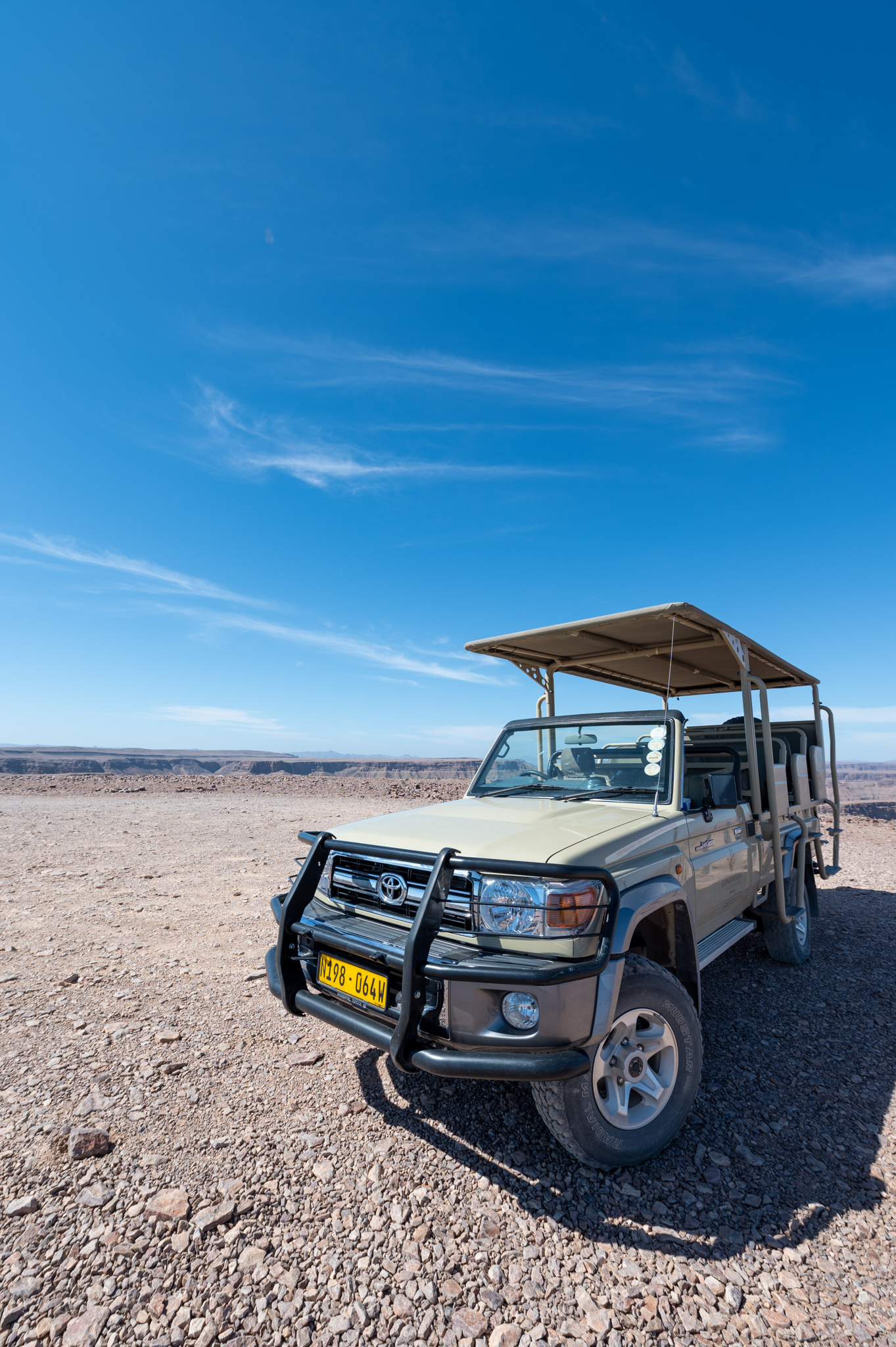 Safari-Auto in der Cañon Lodge in Namibia