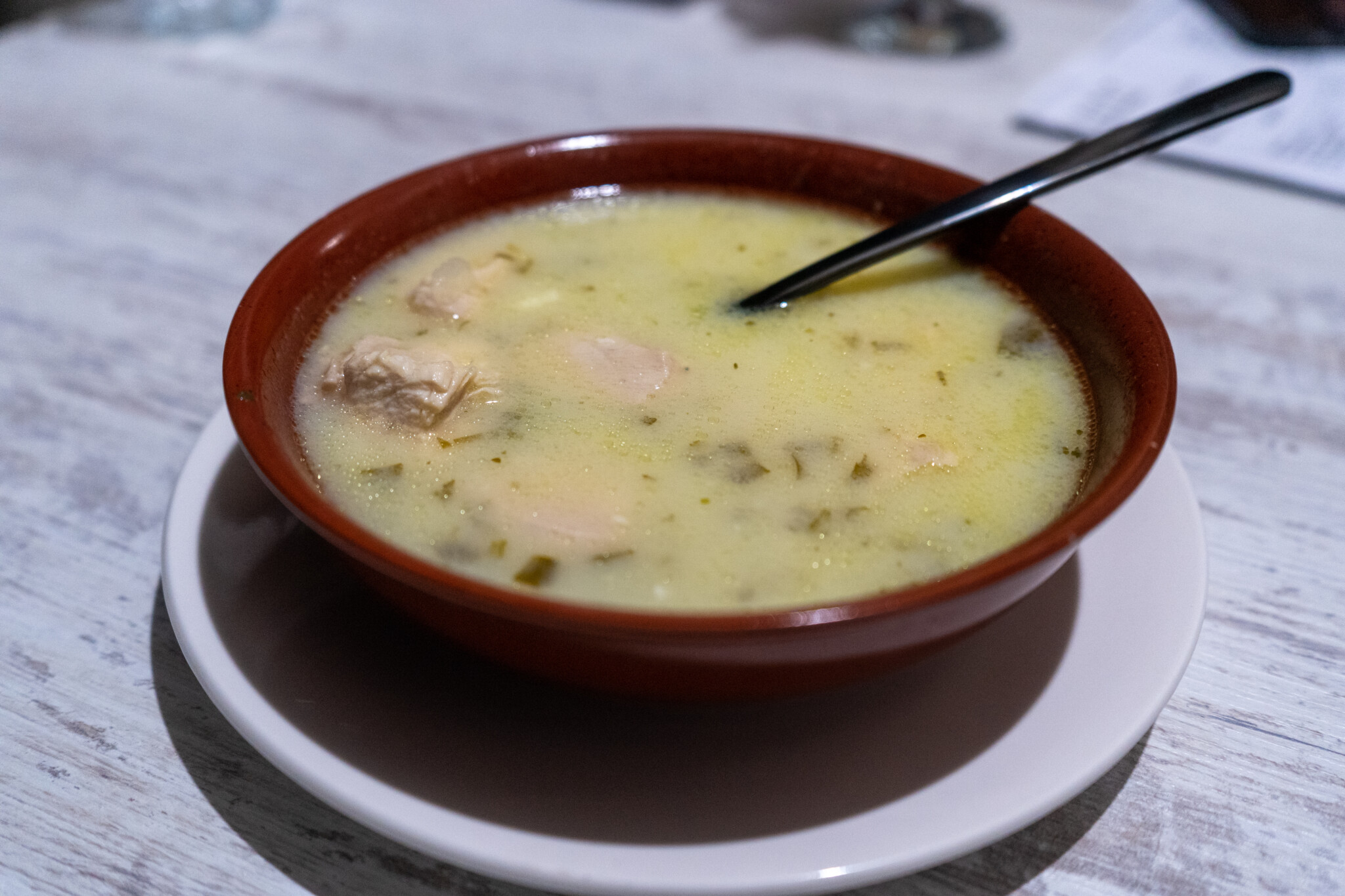 Die georgische Küche hat Suppen wie die Chikhirtma Hühnersuppe