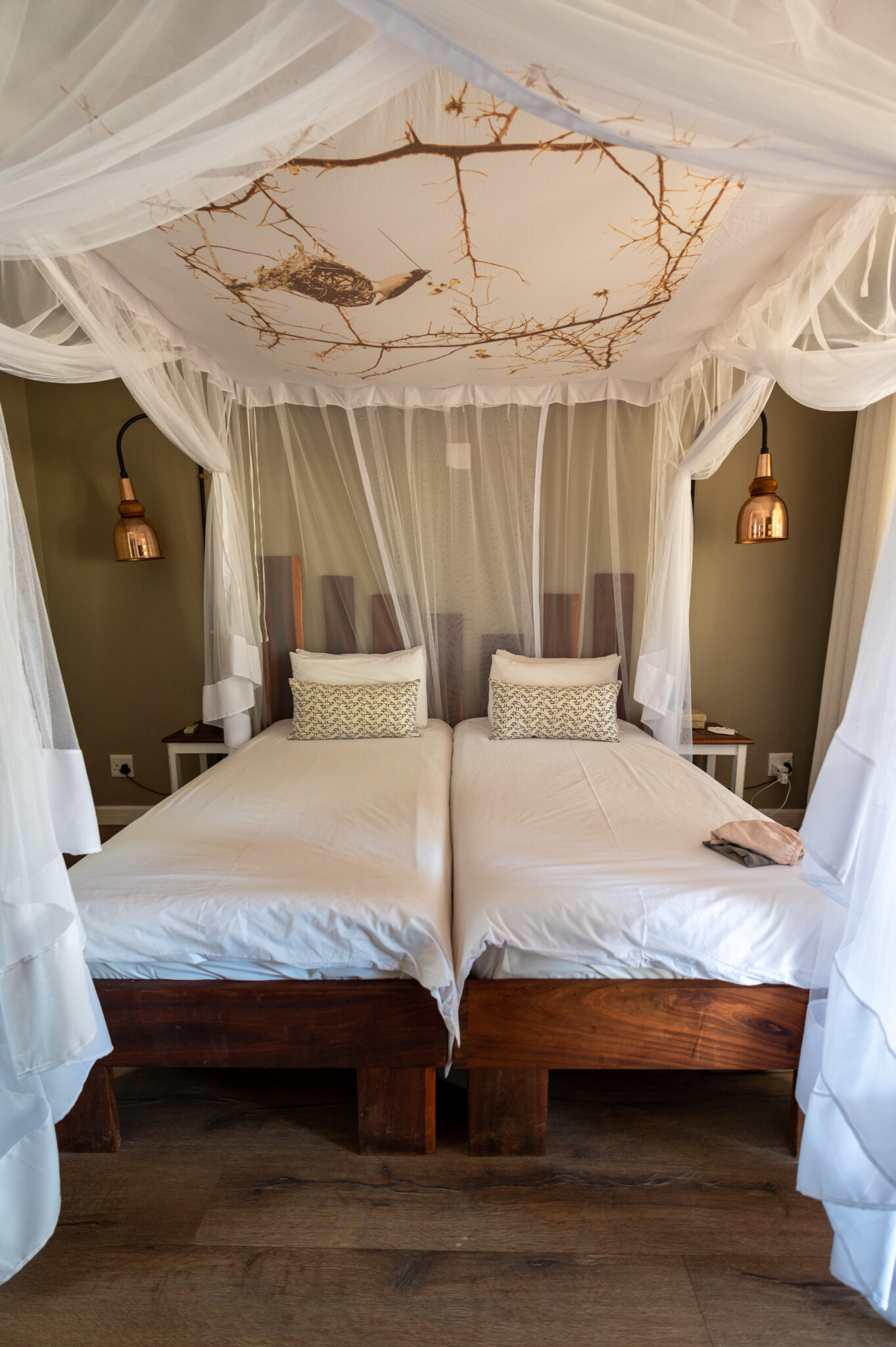 Bett in der Kalahari Anib Lodge