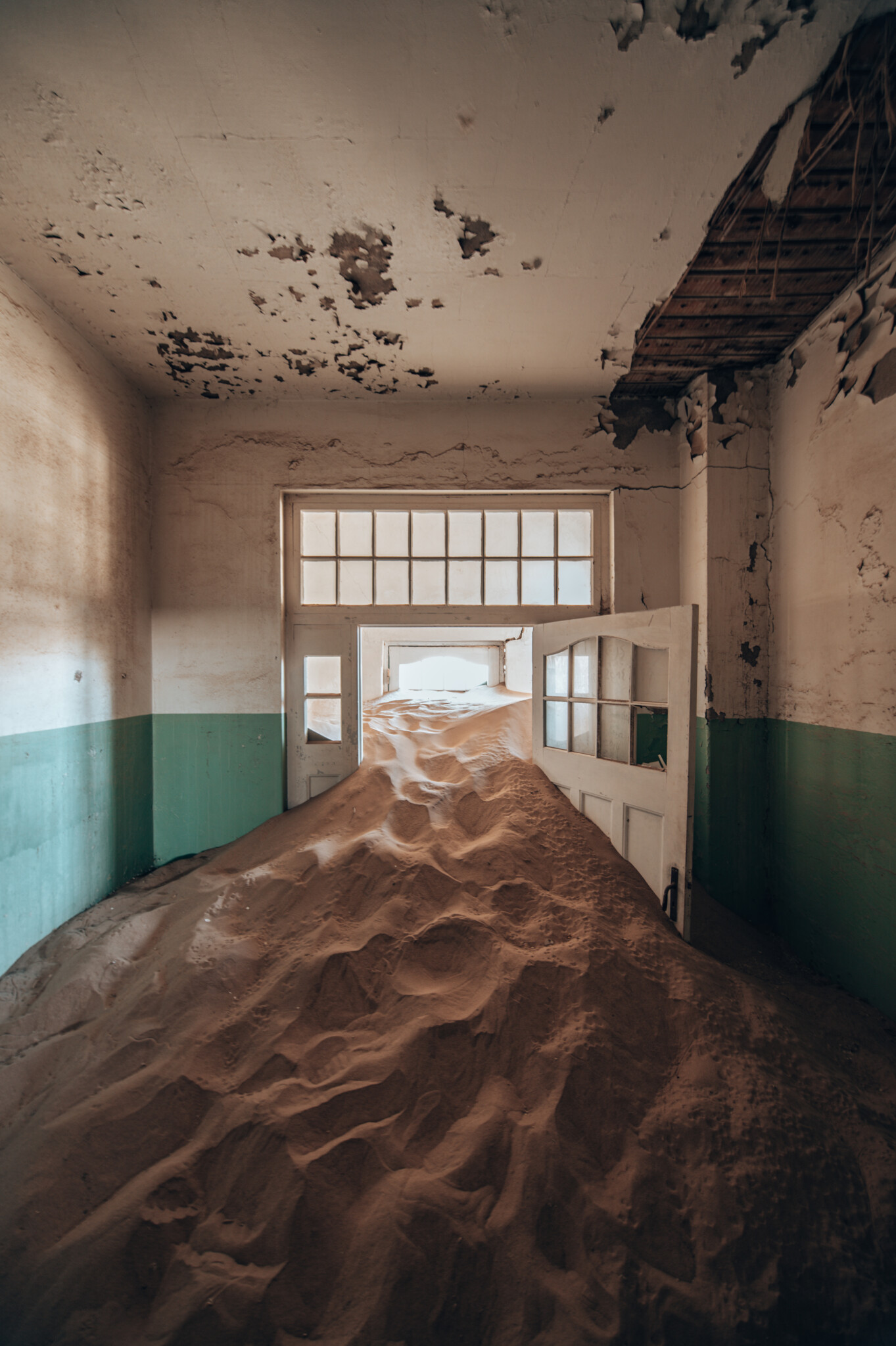 Sand in den Fluren der Häuser von Kolmanskop