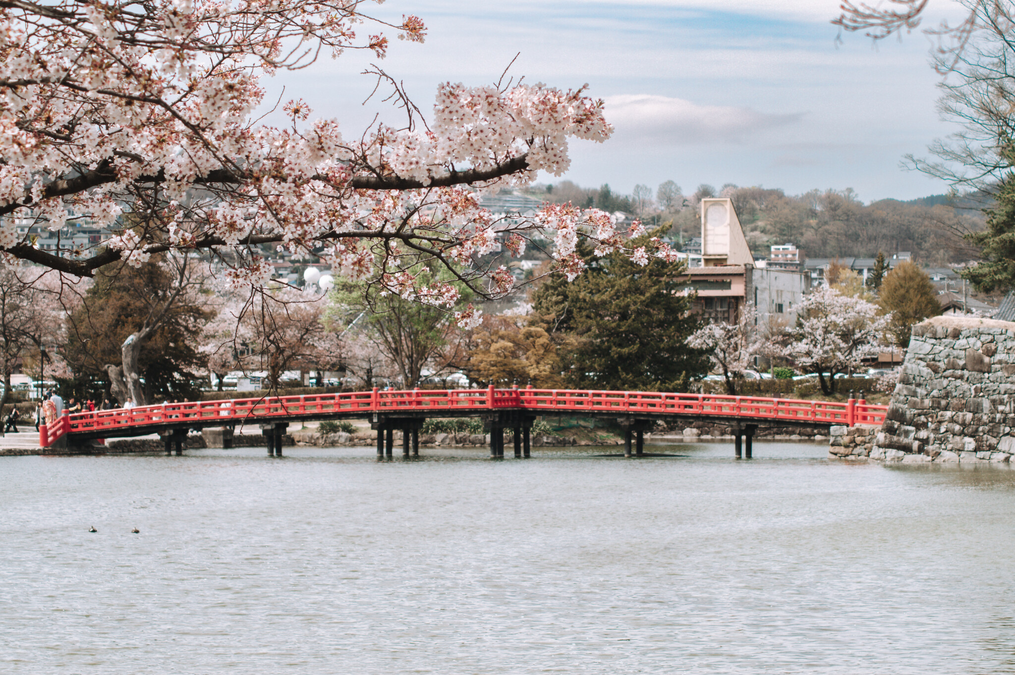 Rote Brücke in Matsumoto, Japan