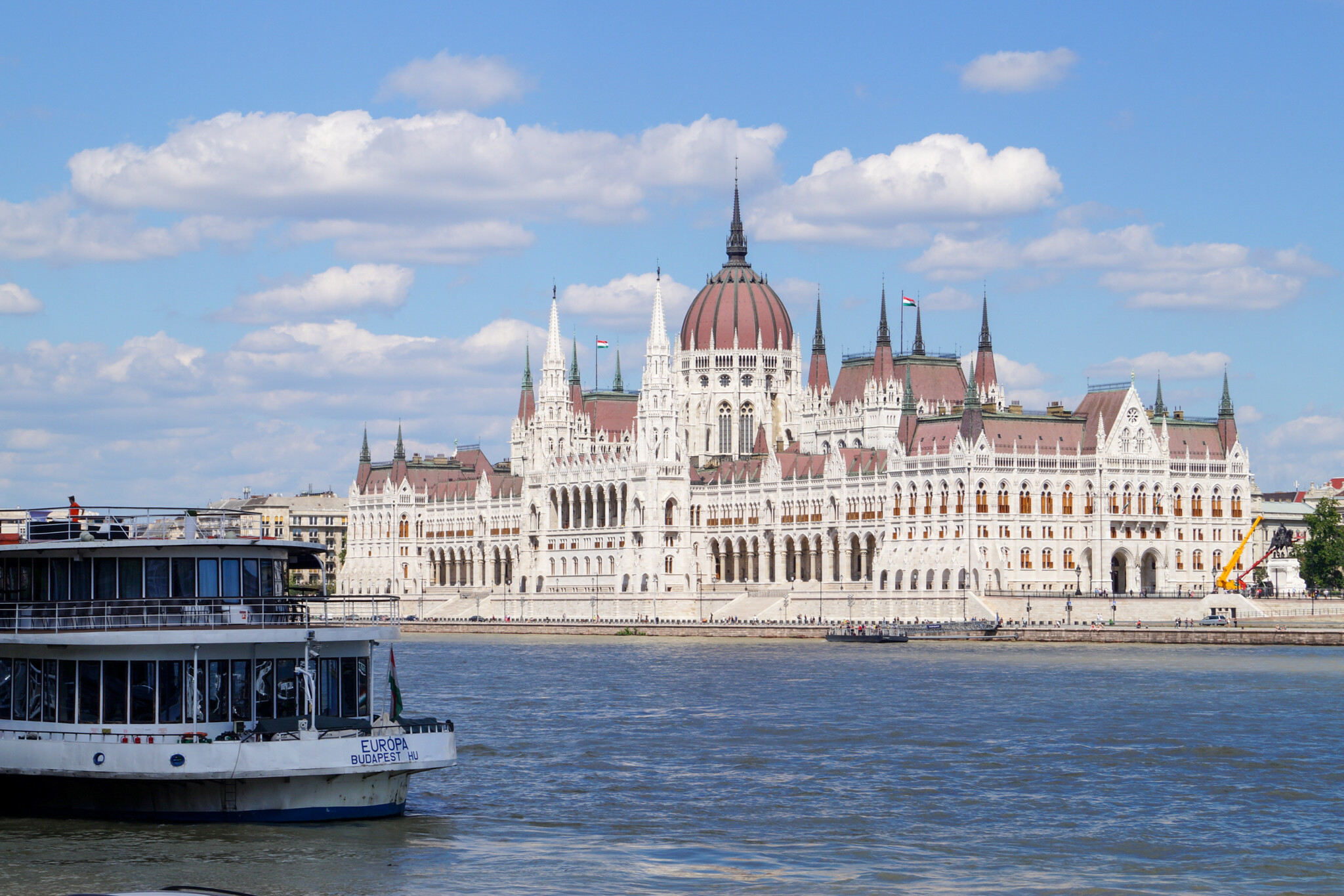 Das ungarische Parlamentsgebäude in Budapest an der Donau