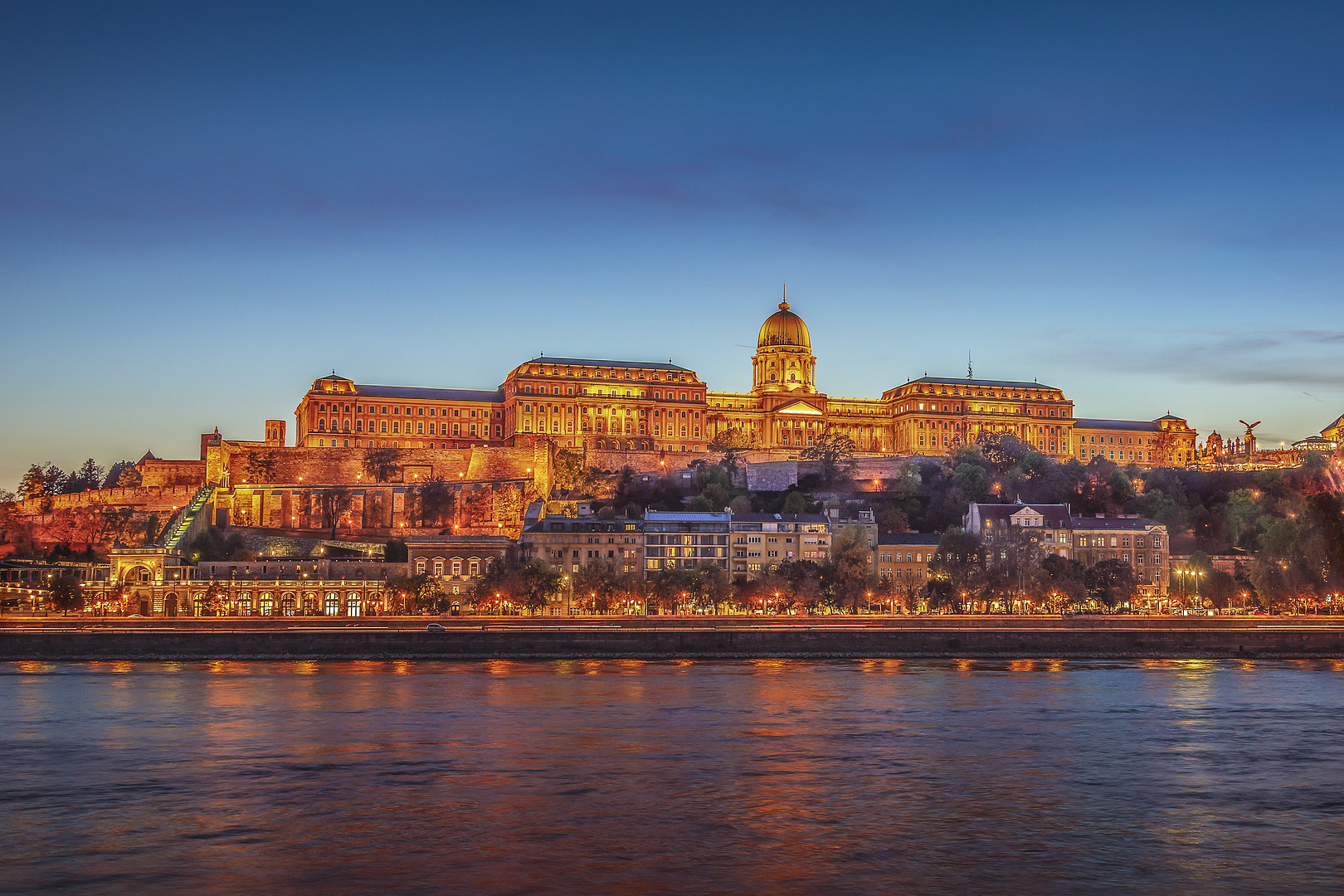 Der Burgpalast gehört zu den wichtigsten Budapest-Sehenswürdigkeiten