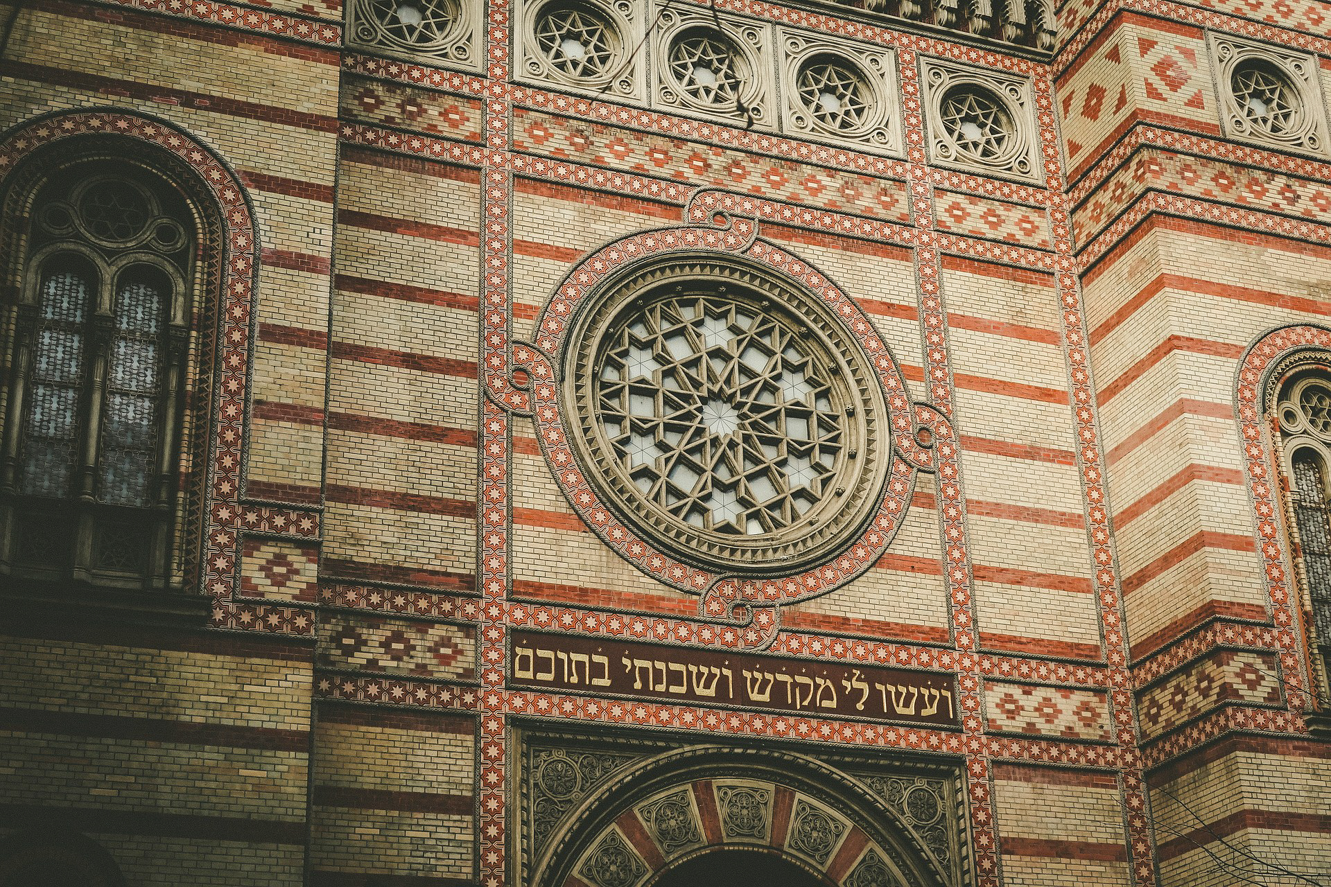 Fassade der großen Synagoge in Budapest