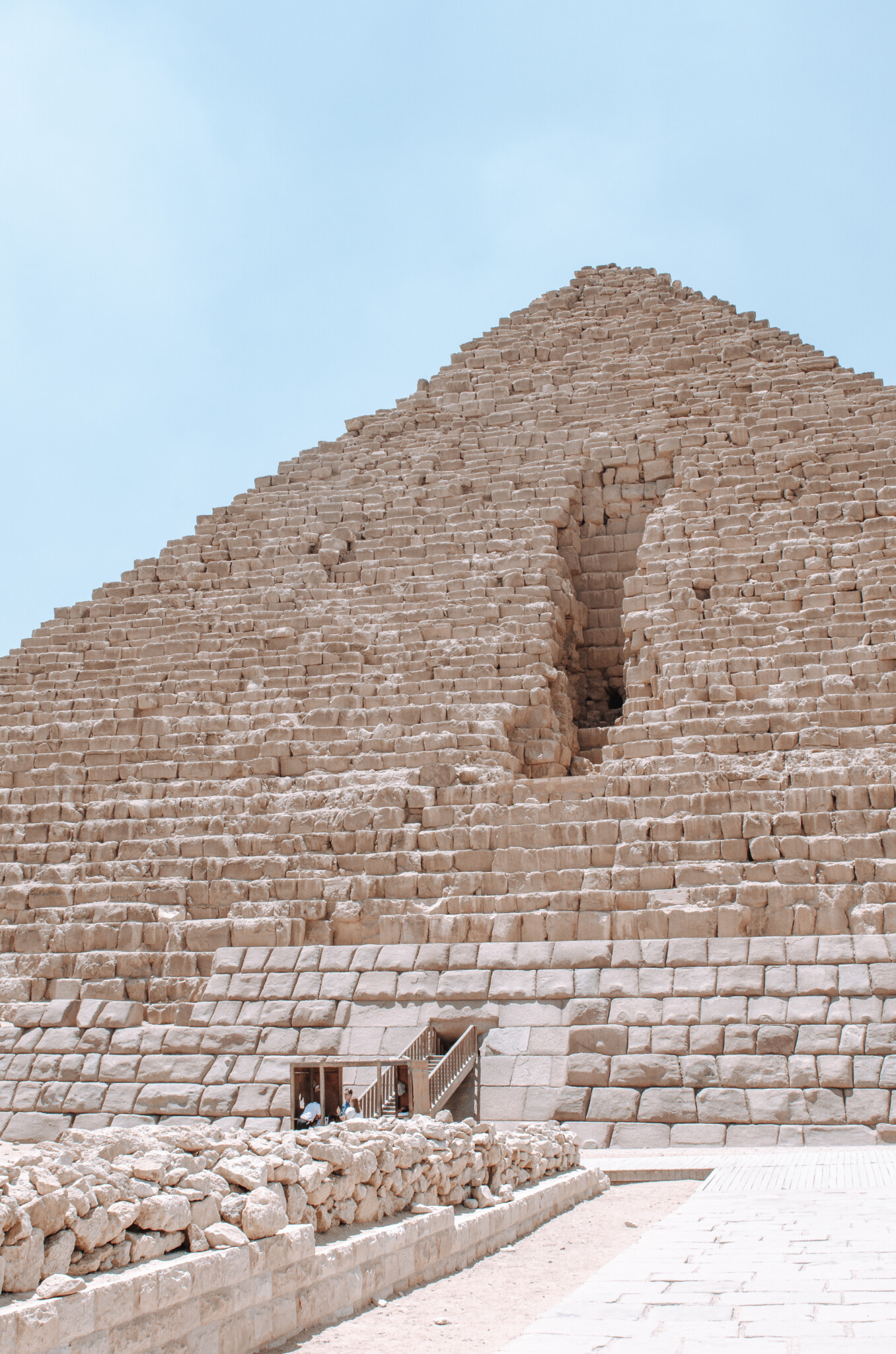 Der Eingang zu einer Pyramide in Ägypten