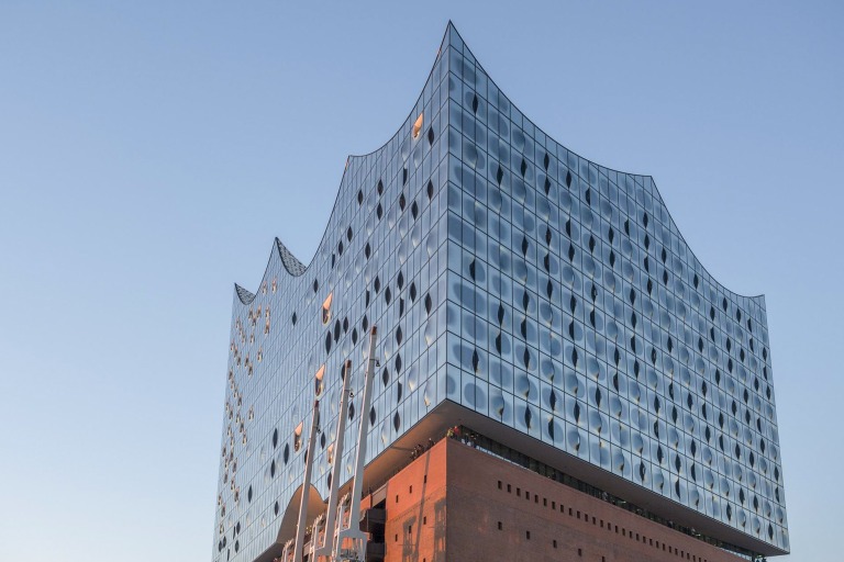 Alle Hamburg Hafenrundfahrten führen an der Elbphilharmonie vorbei