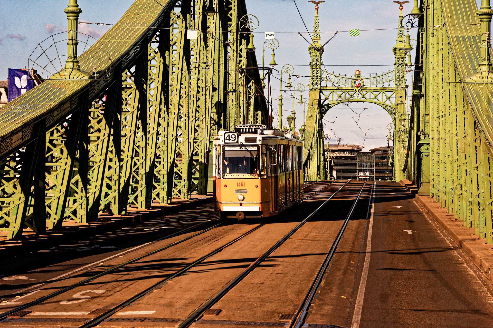 Eine Tram auf der Freiheitsbrücke in Budapest