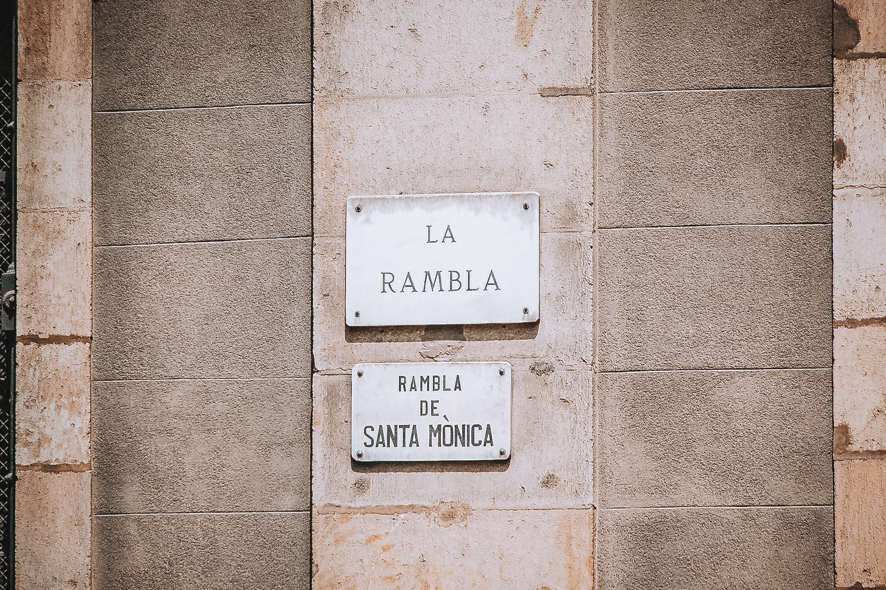 Straßenschild der Straße La Rambla in Barcelona