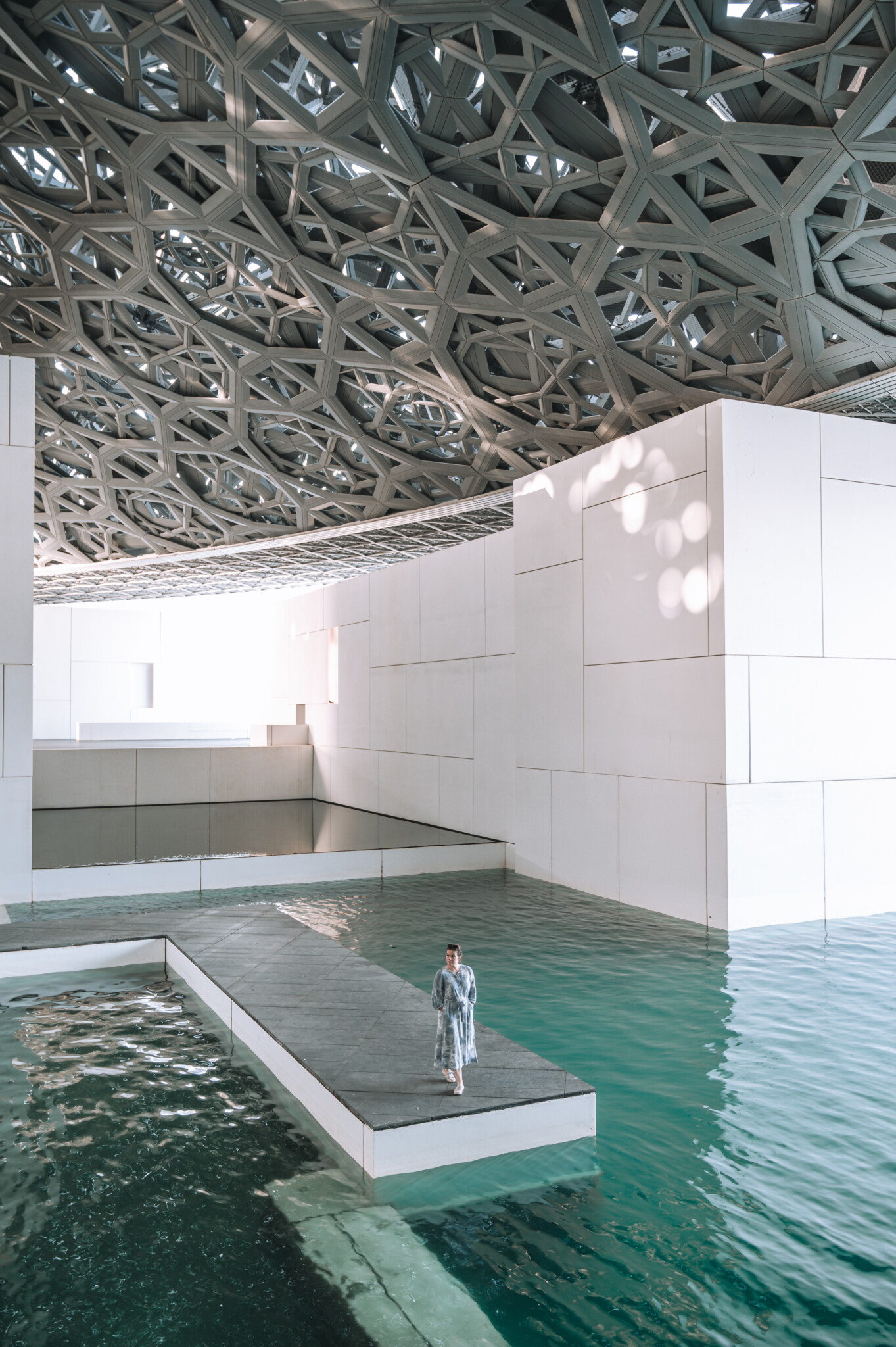 Ein Steg im Museum Louvre Abu Dhabi