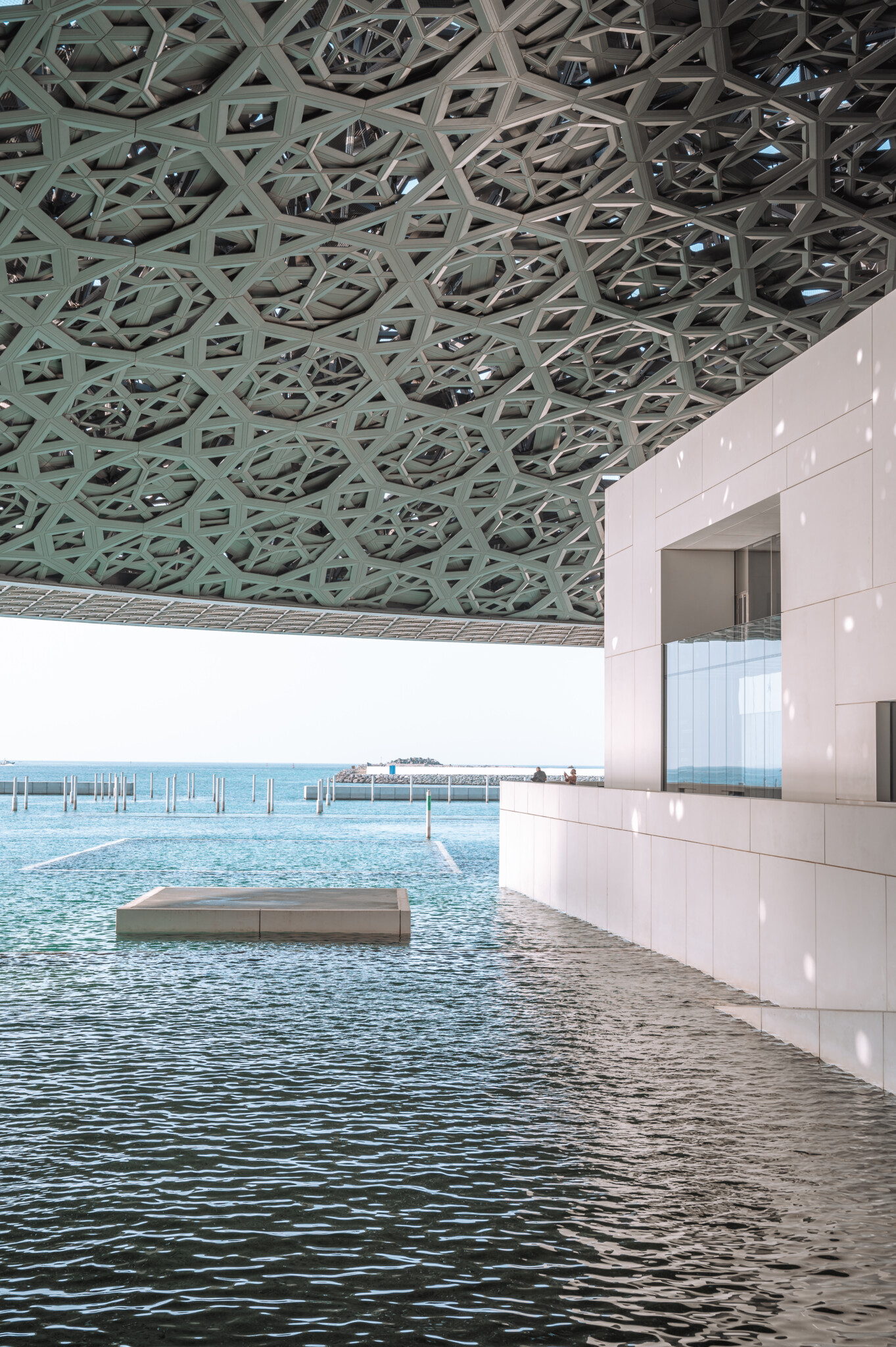 Im Wasser des Louvre Abu Dhabi Museums kann man gut kajaken