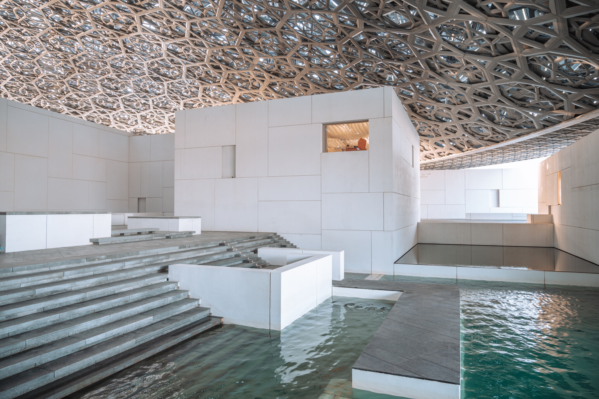 Unter der Kuppel des Louvre Abu Dhabi 