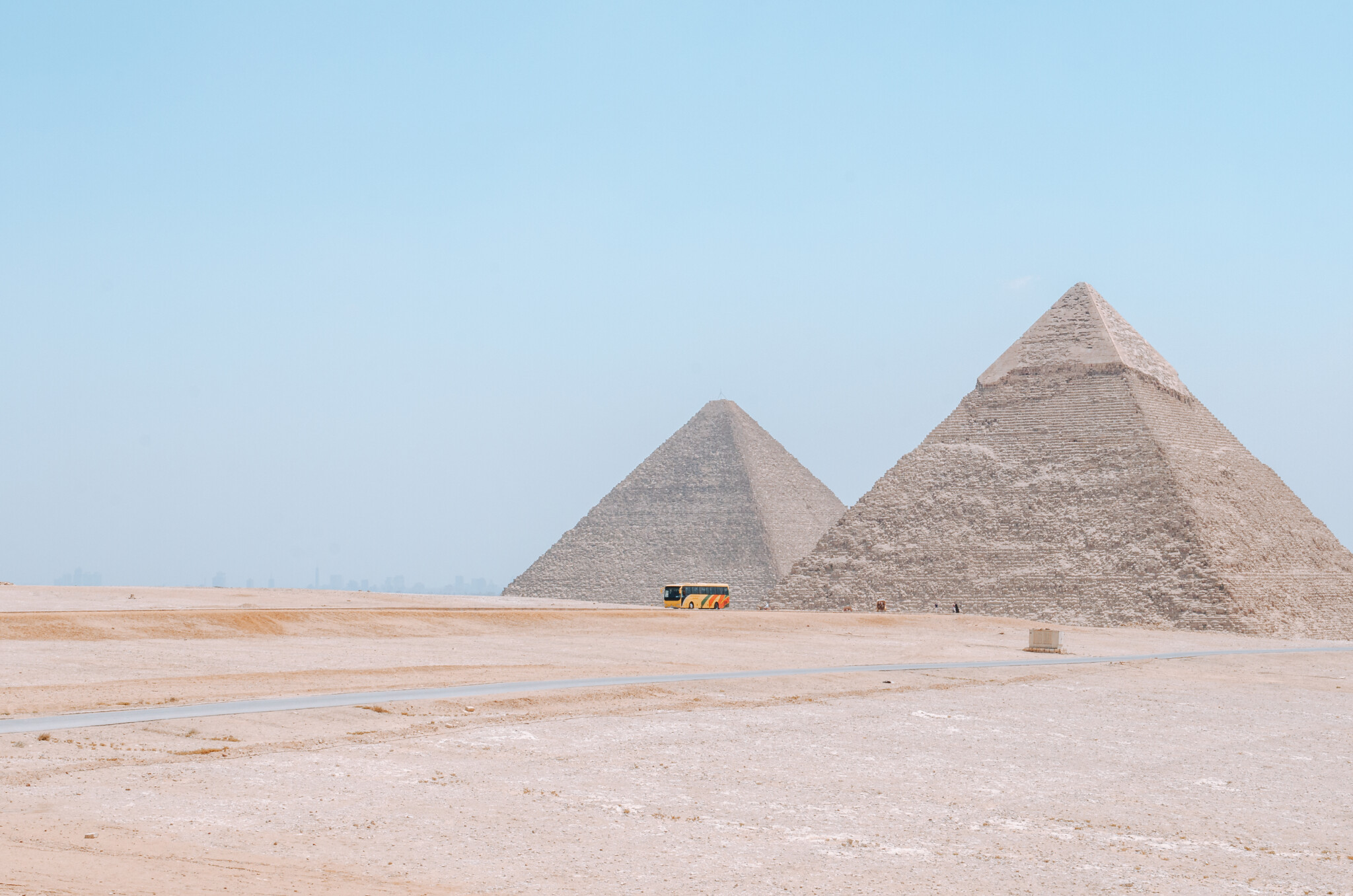 Ein Reisebus bei den Pyramiden in der ägyptischen Hauptstadt Kairo