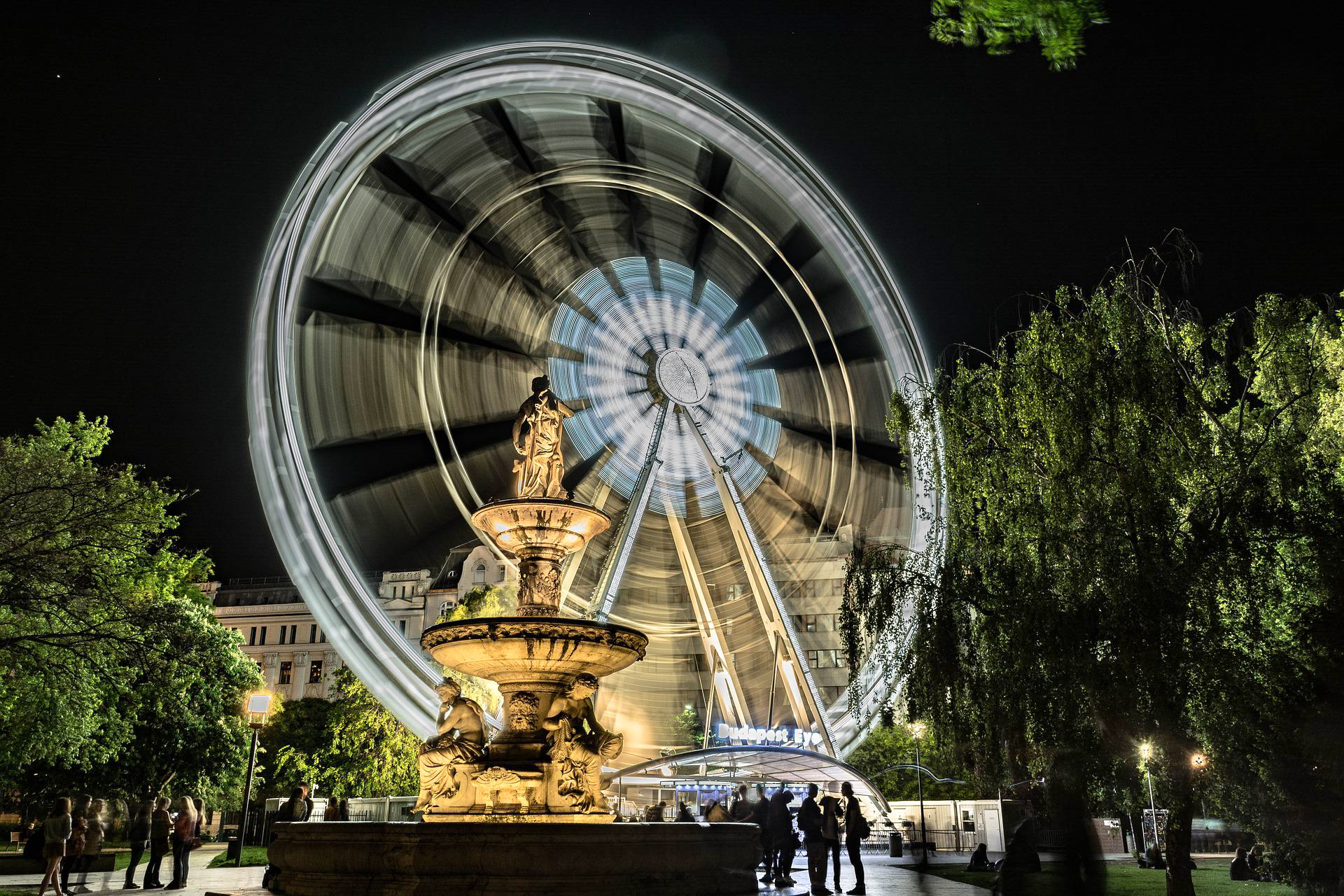 Das Riesenrad Budapest Eye bei Nacht