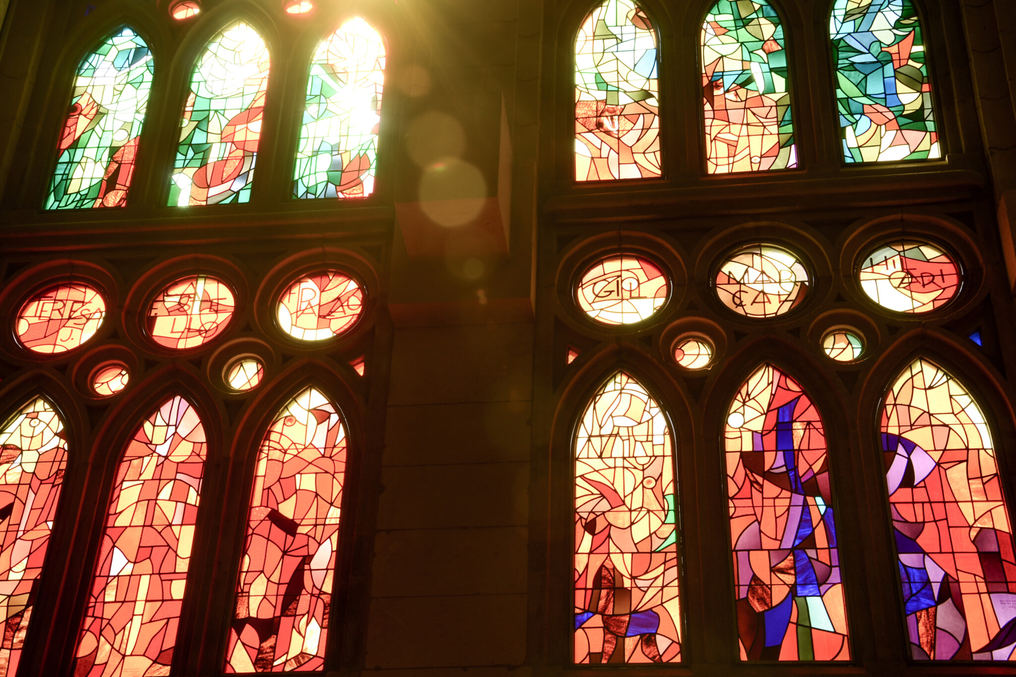Die bunten Kirchenfenster der Sagrada Familia in Barcelona