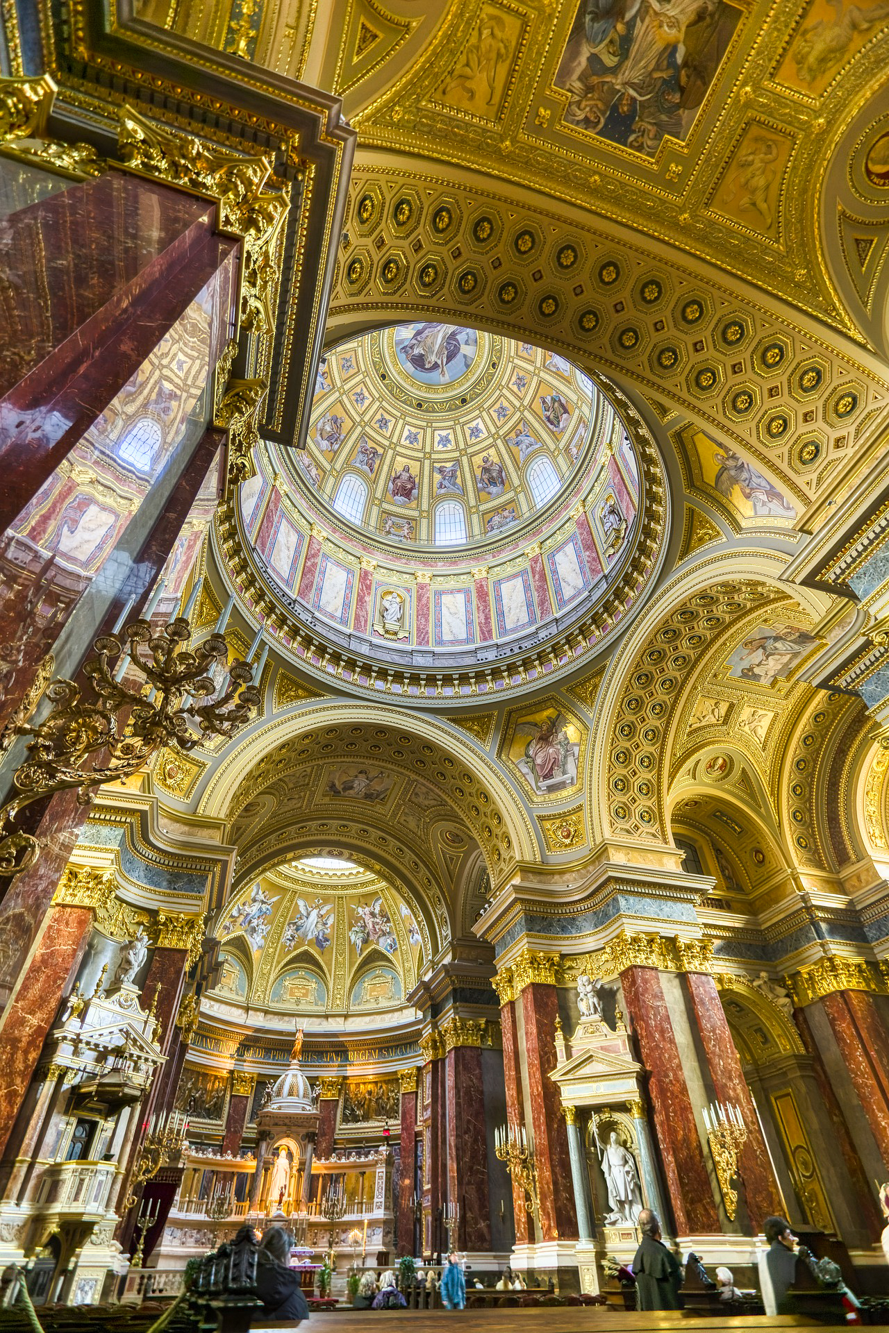 Das Kirchenschiff der Basilika St. Stephan in Budapest