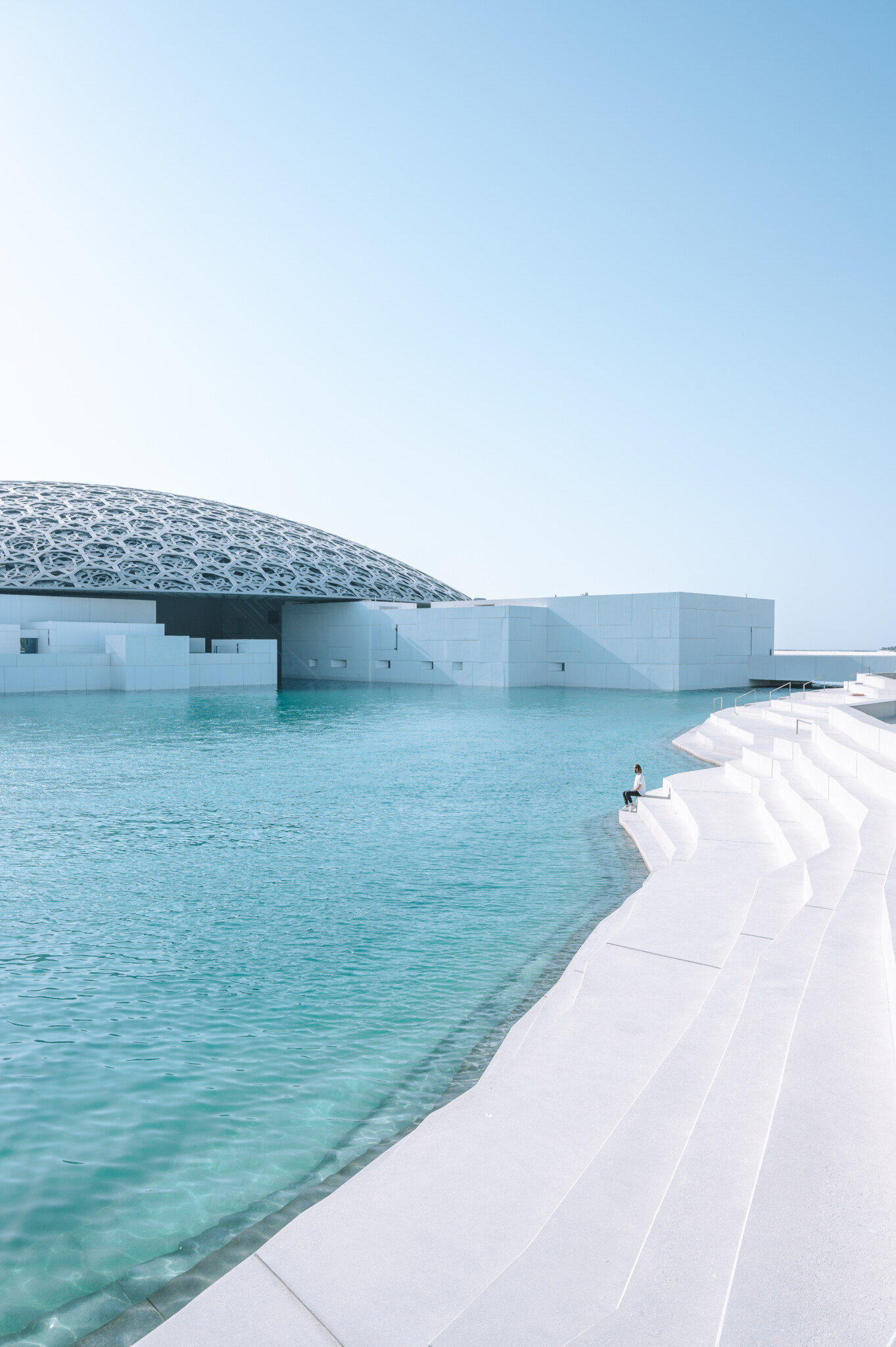 Die Außenterrasse vor dem Louvre in Abu Dhabi